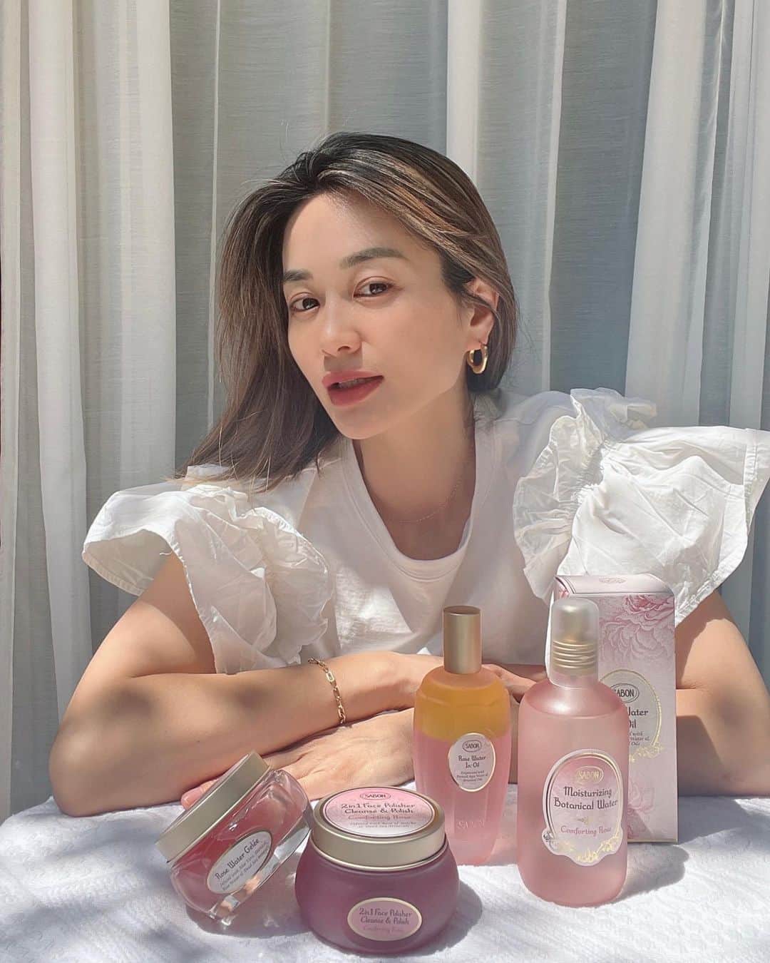 のインスタグラム：「⁡ これからの季節にぴったりな @sabon_japan のローズ フェイスケアラインシリーズを試したよ🌹 ⁡ ブルガリアとモロッコ産の稀少なダマスクローズや、ミネラルたっぷりの死海のお塩など、自然の恵みがお肌にぐんぐん入っていく感じで、太陽を浴びたらシュッシュって毎日ケアしたくなる付け心地と気持ち良さと可愛さ🫶✨ ⁡ お久しぶりのSABONだったんだけど、やはり届いた時のワクワク感、ラッピングの可愛さなど流石だな〜と心躍りました💗 ⁡ プレゼントにもらっても嬉しいね🥰 ⁡ #sabon #サボン #sabonローズフェイスケア  #sabon幸福肌」