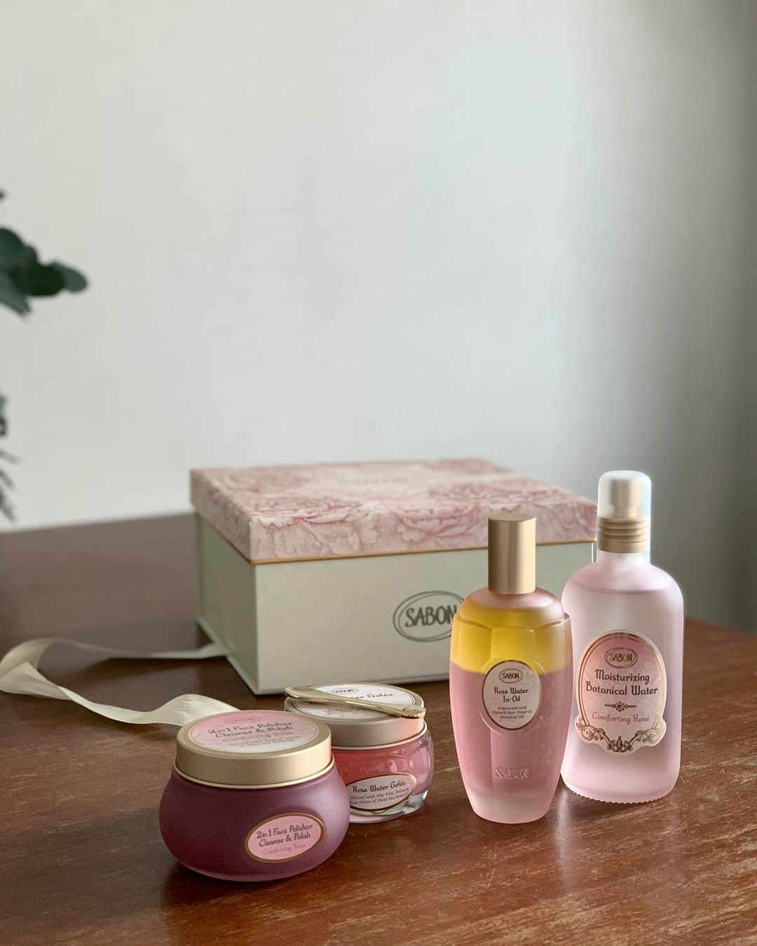 Shiho Sasakiのインスタグラム：「@sabon_japan のローズ フェイスケアライン🌹 「内側から放たれるような美しさを目指して誕生した」というだけあって 女心をくすぐる素敵なラインナップが揃っております🫧  まず蓋を開けると、ふわっと漂うダマスクローズの香りにうっとり💓 テクスチャーはミネラル豊富な成分がお肌に瑞々しい潤いを与えてくれるので、 贅沢！っていう言葉がぴったりなスキンケアライン☝🏻  6/1〜全国発売だそうです✨  #sabon #サボン #sabonローズフェイスケア #sabon幸福肌」