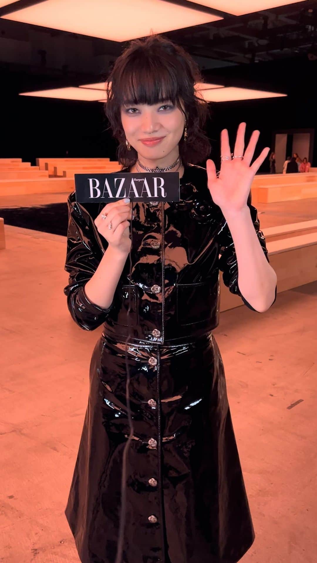 のインスタグラム：「シャネルの「2022-23年メティエダール コレクション」を再演するレプリカショーが東京ビッグサイトで開催された。昨年12月にダカールで開催されたショーを再び東京で拝見した俳優の小松菜奈が、今回のショーの感想と装いのポイントを特別に教えてくれた。 #chanel #chanelmetiersdart #chaneltokyo #nanakomatsu #小松菜奈」