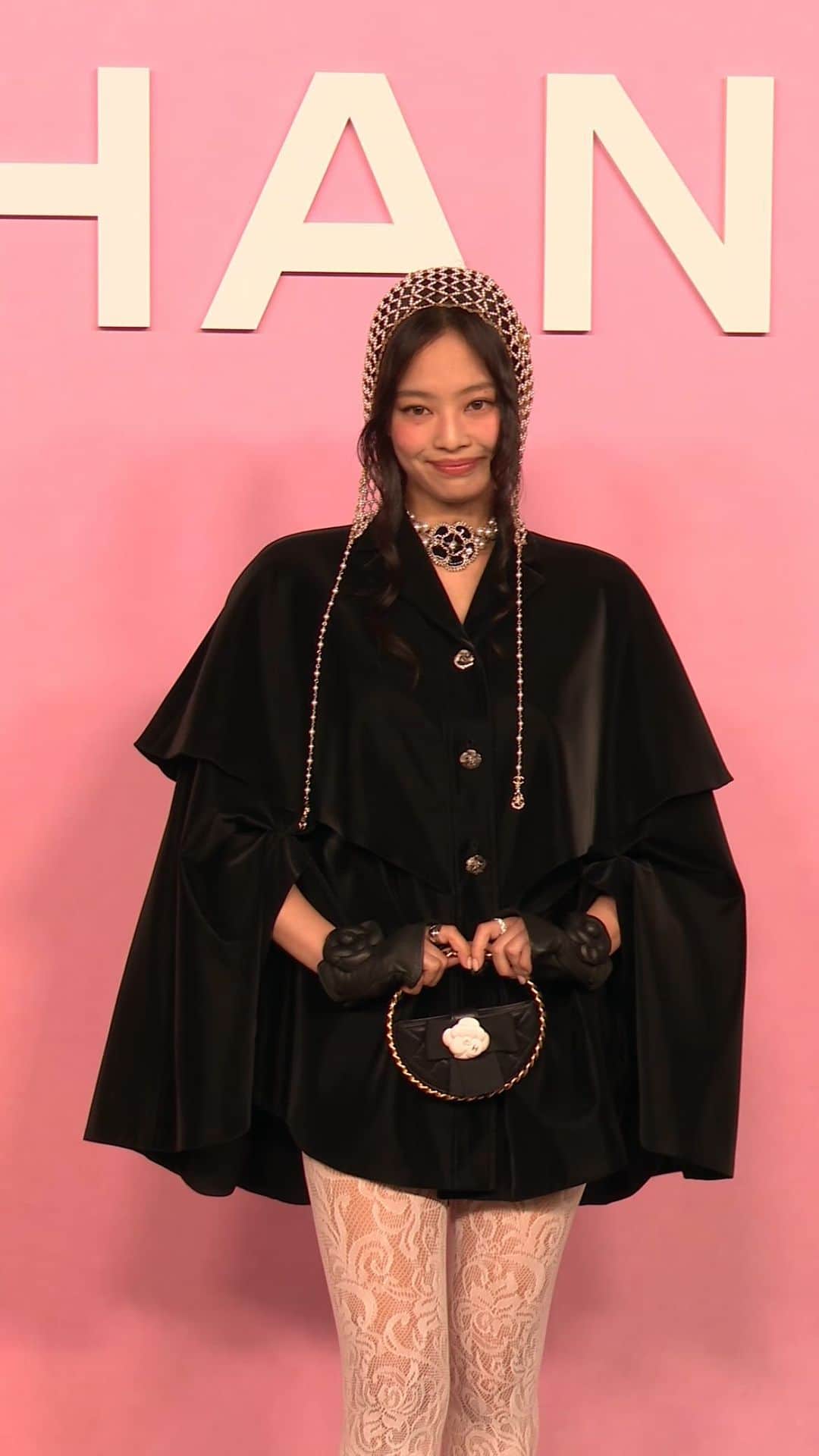 のインスタグラム：「シャネルの「2022-23年メティエダール コレクション」を東京で再演したレプリカショーに　#BLACKPINK の #ジェニー が来場！ さらに、クリステン・スチュワートなど、国内外のセレブが勢揃いした💕 #chanel #chanelmetiersdart #chaneltokyo #blackpink #Jennie #ジェニ」