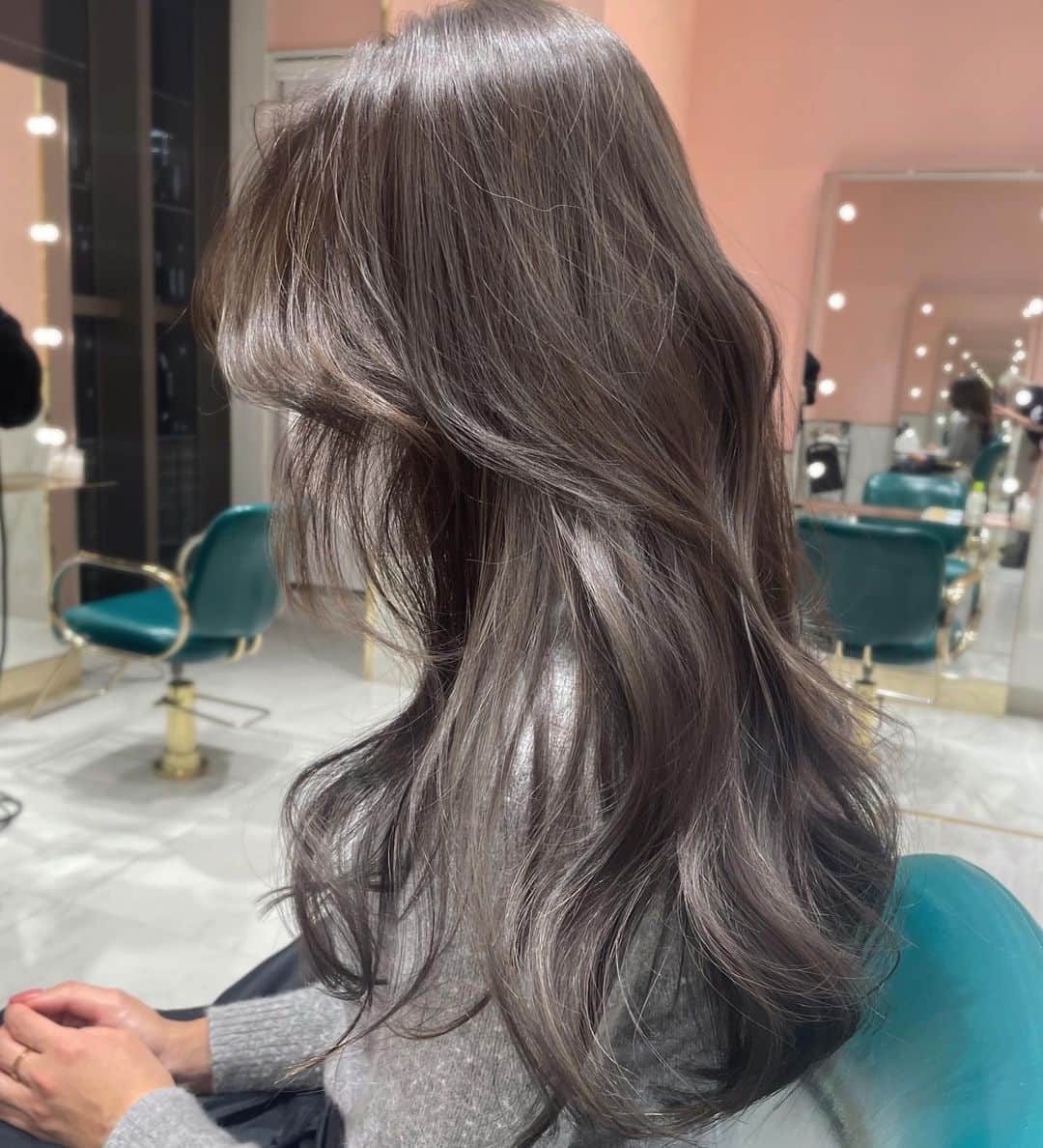 原涼香のインスタグラム：「大人気グレージュ🩶 ㅤㅤㅤㅤㅤㅤㅤㅤㅤㅤㅤㅤㅤ ㅤㅤㅤㅤㅤㅤㅤㅤㅤㅤㅤㅤㅤ  #SHIMA#韓国ヘア#韓国スタイル#レイヤーカット#ワンホンヘア#ワンホン#ダークトーン#網紅#初カラー#暗髪#ベージュカラー#ラベンダーカラー#グレージュ#オリーブカラー#透明感カラー#銀座美容院#銀座美容室#美容師#시스루뱅#레이어드컷#koreanhair」
