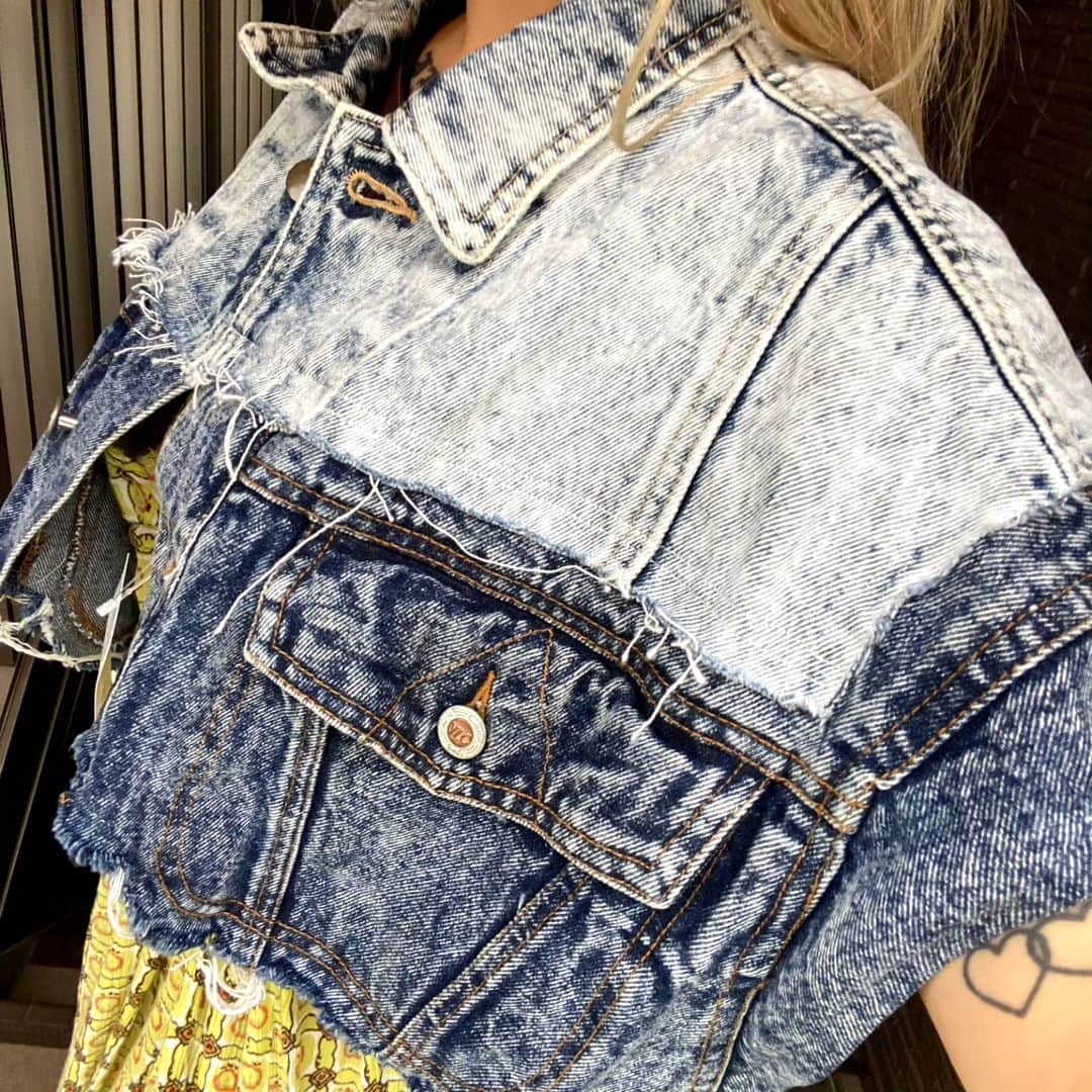 gallerieさんのインスタグラム写真 - (gallerieInstagram)「MAYU 150cmコーデ💎  REMAKE DENIM 2WAY GJACKET は、 どんな年齢、性別、体型、環境の人でも あなただけのスタイルで ファッションを楽しめるような 1着を作りたくて つくったオリジナルリメイクです🤍  低身長で普段スカートやガーリーな スタイルが多い方も スパイス🧂として 楽しんで頂けます  特に柄物アイテムには オススメです❤️‍🔥 ショート丈で横幅たっぷりシルエット だから 最強スタイル見えです✨  #リメイク#REMAKE#usedfashion #古着コーディネート」6月1日 20時06分 - kalekale_official