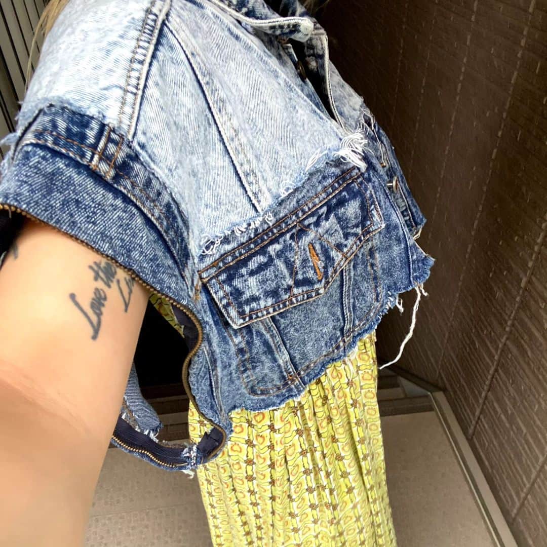 gallerieさんのインスタグラム写真 - (gallerieInstagram)「MAYU 150cmコーデ💎  REMAKE DENIM 2WAY GJACKET は、 どんな年齢、性別、体型、環境の人でも あなただけのスタイルで ファッションを楽しめるような 1着を作りたくて つくったオリジナルリメイクです🤍  低身長で普段スカートやガーリーな スタイルが多い方も スパイス🧂として 楽しんで頂けます  特に柄物アイテムには オススメです❤️‍🔥 ショート丈で横幅たっぷりシルエット だから 最強スタイル見えです✨  #リメイク#REMAKE#usedfashion #古着コーディネート」6月1日 20時06分 - kalekale_official