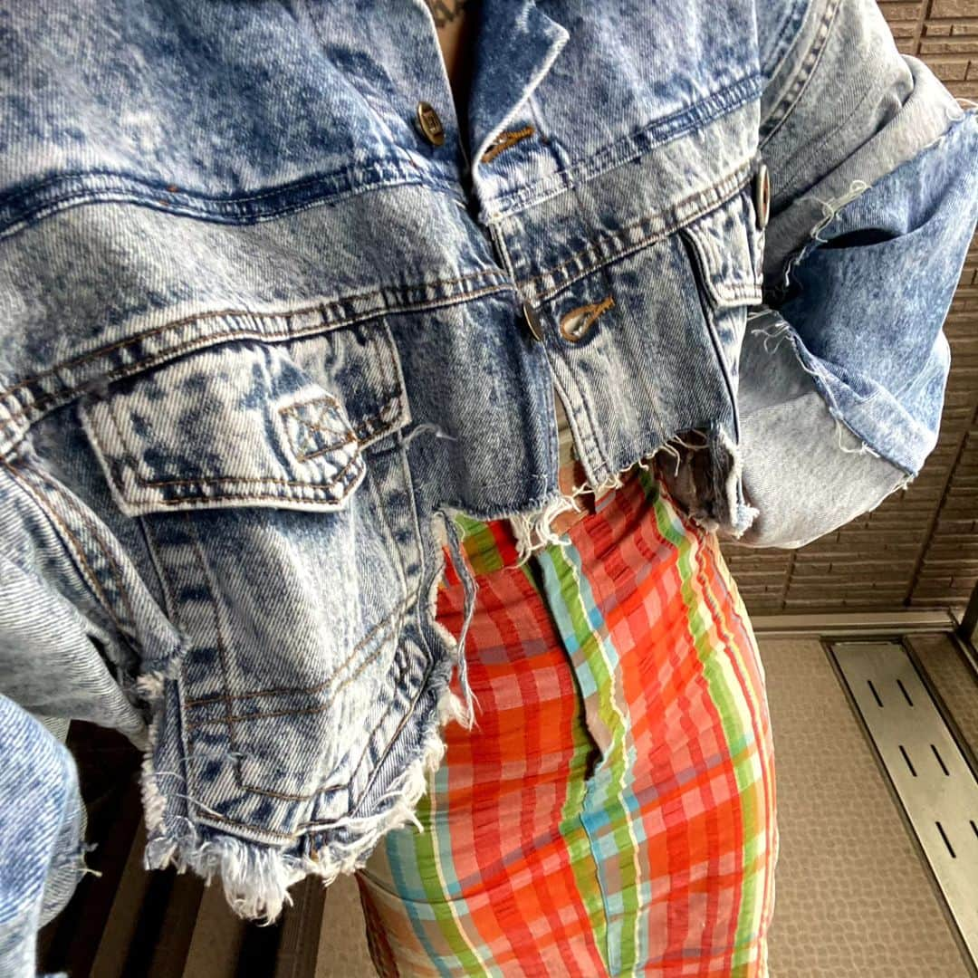 gallerieのインスタグラム：「MAYU 150cmコーデ💎  REMAKE DENIM 2WAY GJACKET は、 どんな年齢、性別、体型、環境の人でも あなただけのスタイルで ファッションを楽しめるような 1着を作りたくて つくったオリジナルリメイクです🤍  低身長で普段スカートやガーリーな スタイルが多い方も スパイス🧂として 楽しんで頂けます  特に柄物アイテムには オススメです❤️‍🔥 ショート丈で横幅たっぷりシルエット だから 最強スタイル見えです✨  #リメイク#REMAKE#usedfashion #古着コーディネート」