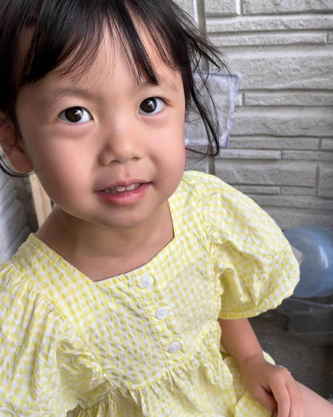 アキラ・コンチネンタル・フィーバーのインスタグラム：「なんのお話？💍 #めだか　#ビオトープ #3歳女の子」