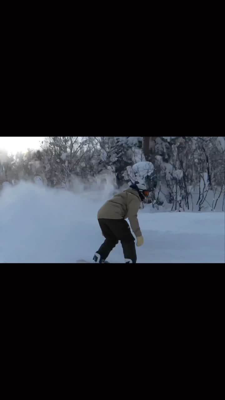 佐々木明のインスタグラム：「雪山だったら乗り物なんでも良くって 雪山が最高なんですよね。 良い仲間といい雪とそれに食事と温泉と良いお宿。 僕らはプロなんとかヤーって表現していただく事よくあるのですが そんな事はどうでもよくって 毎回修学旅行気分で一度も雪山や冬を飽きる事なく生きているってんだから 雪の魅力って本当に生涯かけがえのない時間と贈り物なんだと 改めて思うところです。  それにしても毎日毎日北海道雪が良くってずっと笑顔です❄️⛄  そしていつも有難う @salomonsnowboardsjapan  @masaharuando   #曲がりたい  📹🎥 @kentaro68abe」