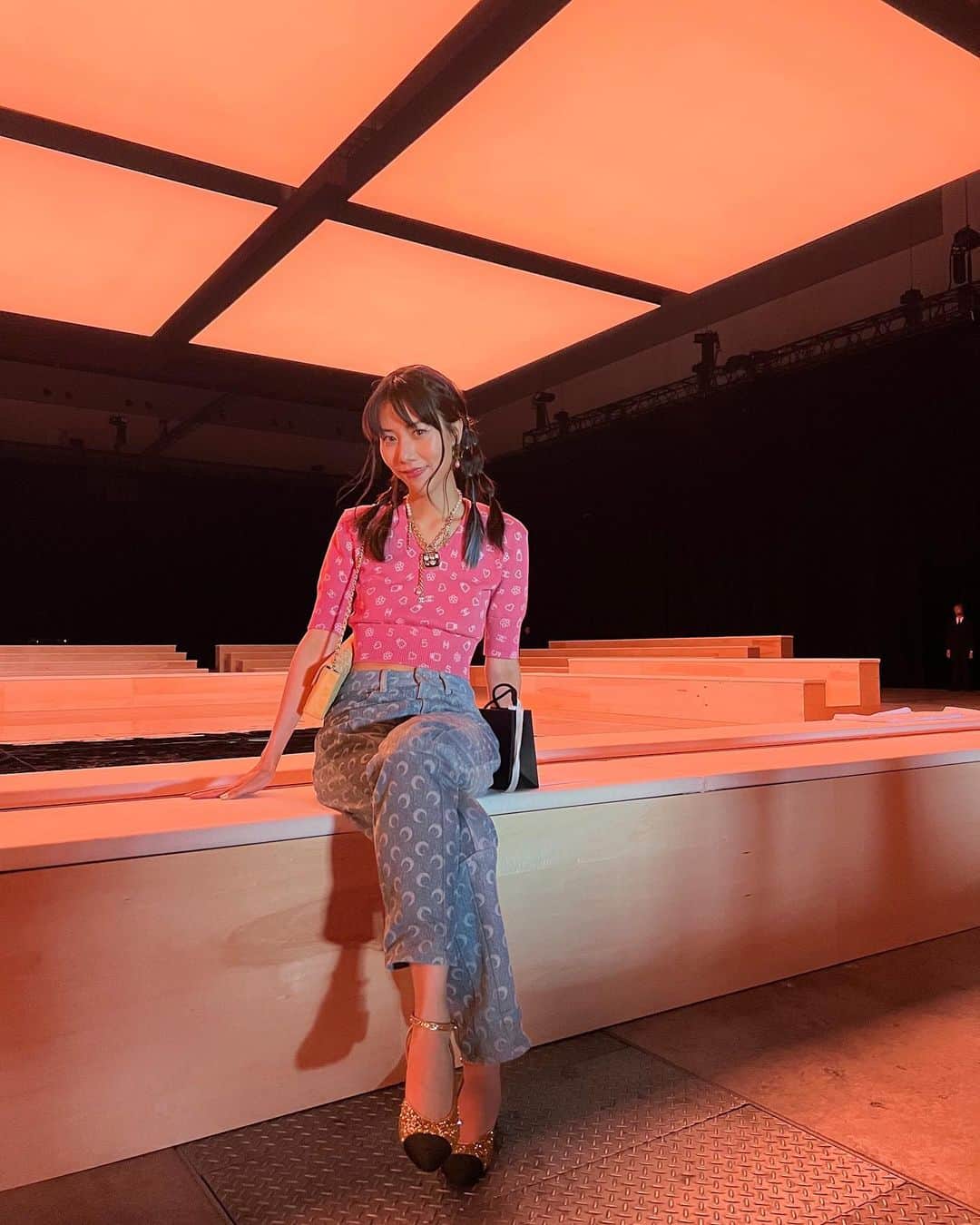草野絵美さんのインスタグラム写真 - (草野絵美Instagram)「An absolute dream witnessing the Chanel show in Japan - thank you for having me 😭 - an exquisite replay of the 2022/23 Métiers d'Art collection. The precision, concept, and sound truly embodied wearable art👗✨  CHANELショーがそれも東京で見れるなんて！🥹ご招待いただきました❣️去年の冬にセネガルのダカールで発表されたメティエダールコレクションの再演だそう。ファッションってコンセプトからディテール、演出、まさに着れる総合芸術だなと思い出させてくれます🥹  #CHANELMetiersdArt #CHANELinTokyo #CHANELShow #chanel」6月1日 20時14分 - emiksn
