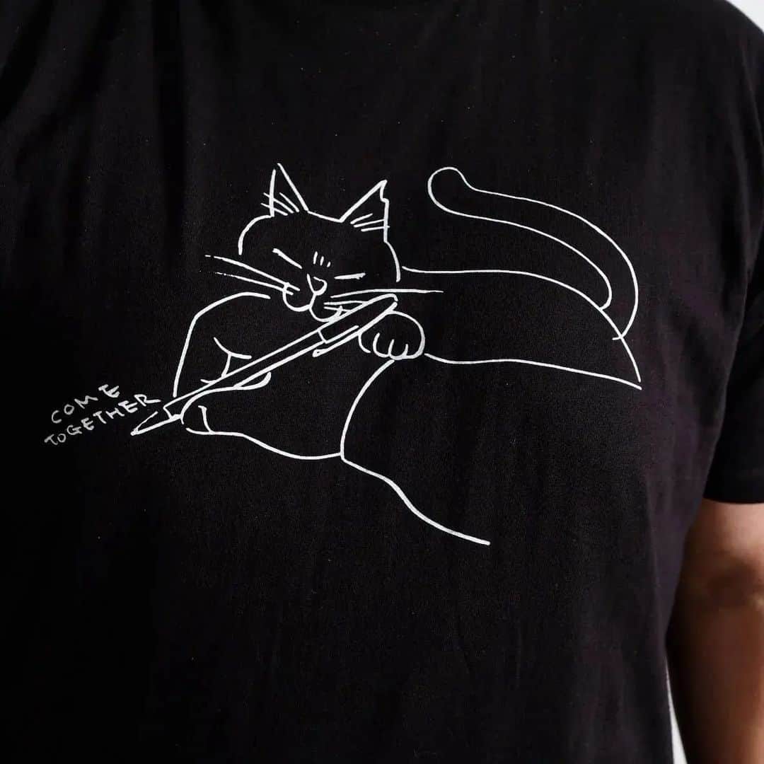 伊勢みずほさんのインスタグラム写真 - (伊勢みずほInstagram)「発表します！今年のチャリティ猫Tシャツはこちらっ！🤩！  か！かわいい！かわいすぎる！  書き仕事とかしてると愛猫がかまってほしくて手にじゃれてあまがみすることってよくありますよね🤭  噛む→come  together 一緒に行こう！というメッセージ🤩  もちろん今回もデザインはプロレスラーのスーパーササダンゴマシンさんです🩷 流石すぎます。　@super_sasadango_machine  まずは！6月4日NSTさんで開催されるＮＤＮフェスティバルで販売させていただきます。  各サイズ一枚2000円。(税込み) 原価を除いた全額を野良猫の避妊去勢手術の助成金として使わせていただきます。  イベント当日はササダンゴマシンさんと伊勢みずほのトークショー『ニャ・ジバラ』もあります。Negiccoめぐちゃんの愛猫トークも🤩　@megu_negicco  詳しくは@ndn.2001  みんなの力で殺処分をゼロに！！ どうぞご協力をよろしくお願いいたします🙆😺💖  そして今回も沢山の皆様のお力をお借りして完成しました。デザイン、製作、撮影、販売、心より感謝申し上げます。  ※訂正があったので再投稿しました🙏 コメント　いいねくださっていた皆様申し訳ございません🙏  新潟市動物愛護協会理事　伊勢みずほ  #殺処分ゼロ　#殺処分ゼロを目指して #チャリティ猫tシャツ #猫tシャツ #スーパーササダンゴマシン　様 #プロレスラー #伊勢みずほ　#アナウンサー #ndnフェスティバル　#2023」6月1日 20時14分 - isemizuhoo
