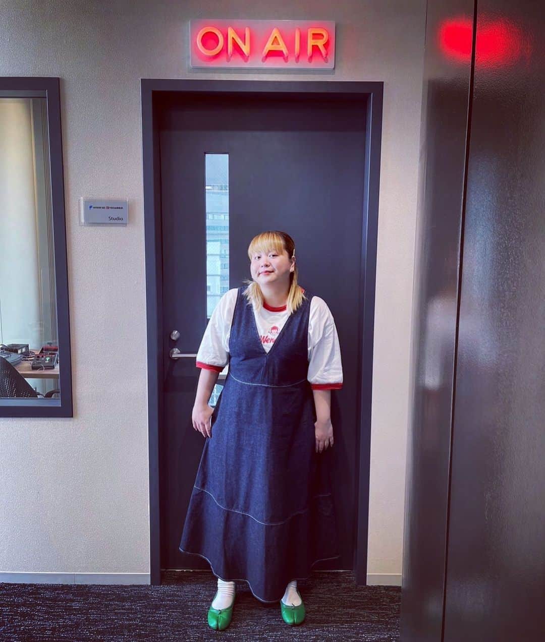 西田さおりのインスタグラム：「どう考えても緑の足袋パンプスが メインだよコーデ。 . . #ワンピース以外どこで買ったか #忘れてしまいました #足袋パンプス可愛い #gu #wendys」