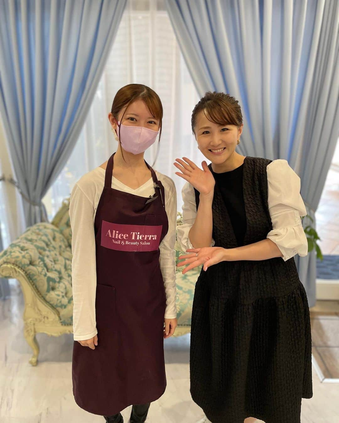 花音舞のインスタグラム：「ネイル💅  先日宝塚に帰っていた時に、#陽雪アリス ちゃんのお店でネイルをして頂きました✨ 今も変わらず可愛いアリスに会えて嬉しかった💓 大劇場からすぐ近くにお店があり、『ヅカネイル💅』があるんです😳 5組のイメージカラーや、公演オリジナルなど… そんなネイルをして推しを応援するって…ステキ😳  私はブライダルフォトに向けてネイルをして頂きました(^^)  皆様も是非行ってみてください✨  #ネイル #ヅカネイル #宝塚 #組カラー  #推し活」