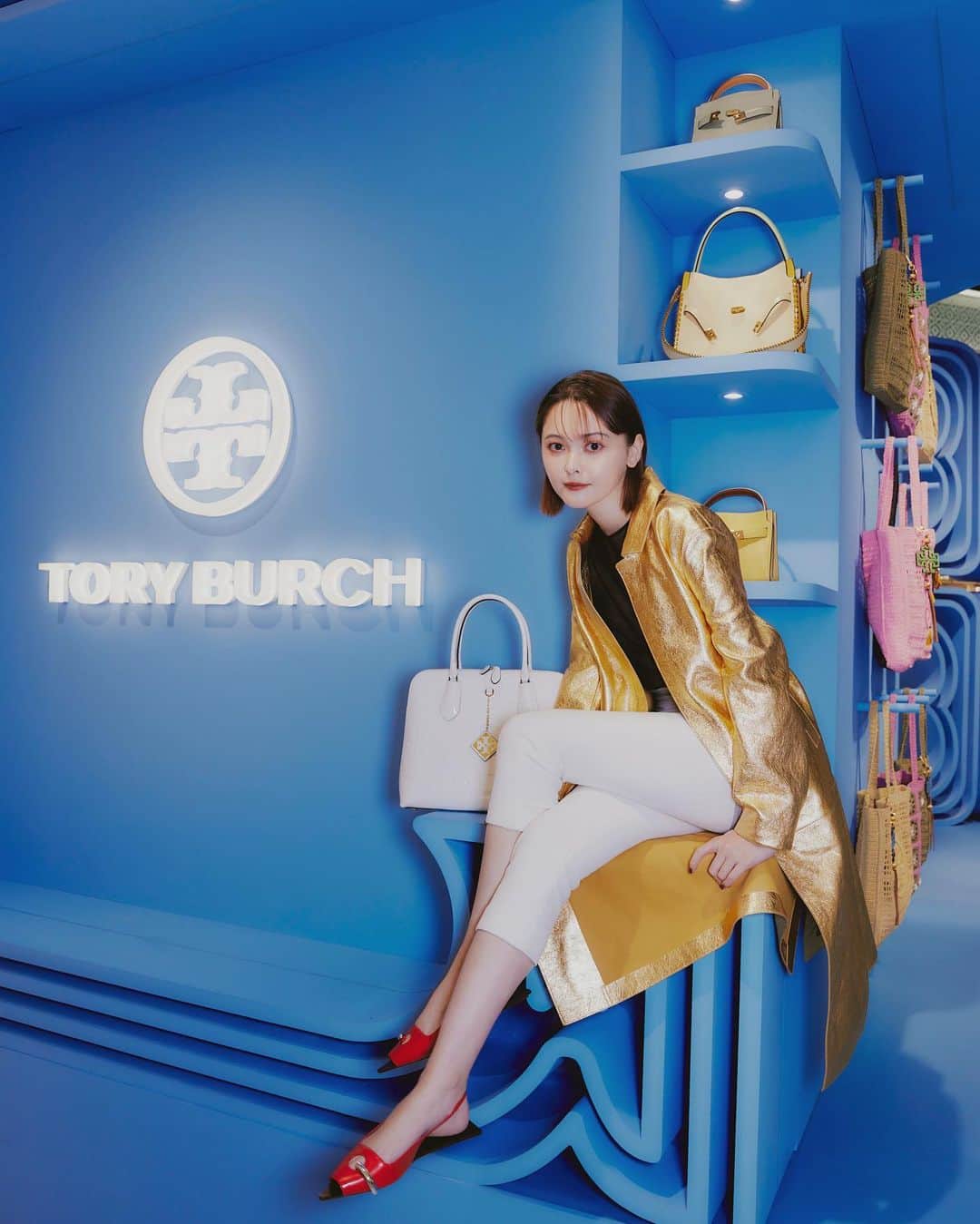 玉城ティナのインスタグラム：「新宿伊勢丹本館1階ザ・ステージにて 開催中の　@toryburch  popupstoreにて サマーコレクションを見に行ってきました🫐🌊🍃  夏らしい素材のクロシェ編みのバッグや、スニーカー、リゾートにぴったりのワンピースなどどこかに出かけたくなる気持ちをくすぐられ、すぐに着られるようなアイテムがたくさんありました🧚🏻  6月6日までなので 早めに遊びに行ってみてください🧞‍♂️  @toryburch   #Toryburch  #トリーバーチ #destinationanywhere」
