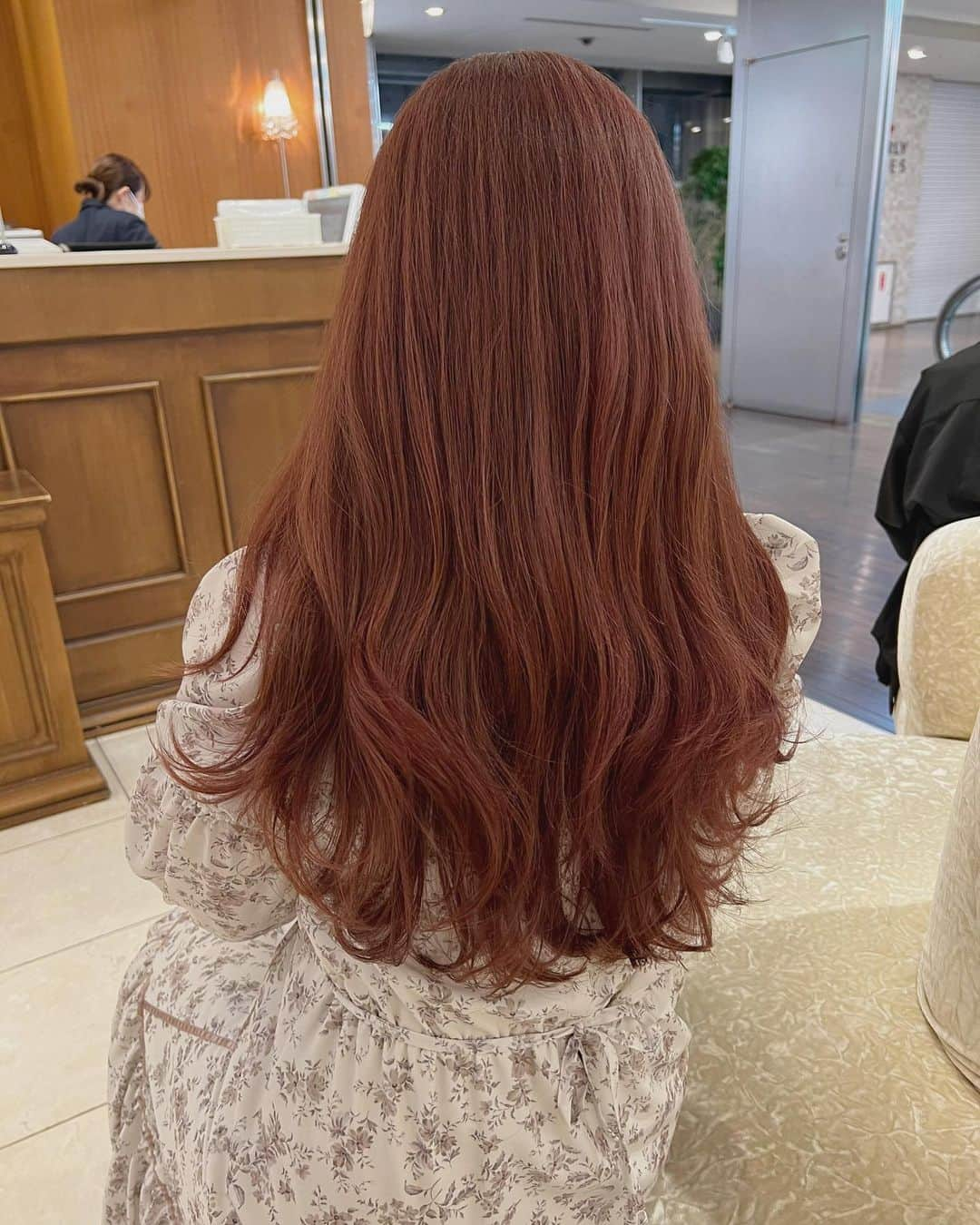 福間エリサのインスタグラム：「ブリーチなしダブルカラーでつくる pink brown color ♡ ⁡ ☑︎画像を保存してカウンセリング時にお見せ下さい ⁡ ------------ ⁡ -ZACC vie- 📍港区北青山3-11-7 Ao4F 表参道駅【B2】出口より徒歩30秒 定休日/月・火 ⁡ #表参道美容院 #表参道美容室 #表参道美容師 #ピスタチオグレージュ #オリーブカラー  #オリーブブラウン #オリーブベージュ #グレージュ #グレーベージュ #アッシュグレージュ #グレージュ #ロングレイヤー #ブラウンベージュ #ベージュブラウン #ピンクブラウン #ラベンダーピンクベージュ  #ブラウンカラー」