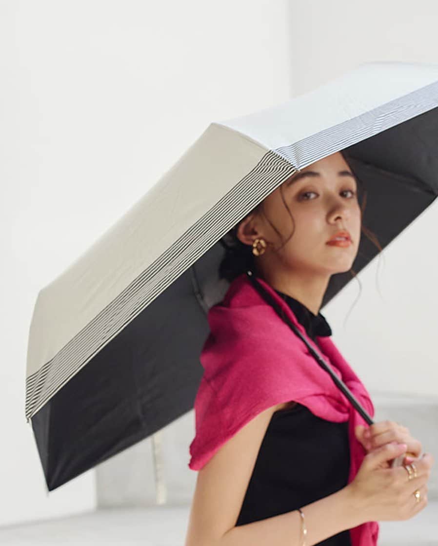 神戸レタスさんのインスタグラム写真 - (神戸レタスInstagram)「. . 【雨の日もオシャレに過ごしたいあなたに🌈✨】  オシャレな雨傘や、雨の日の汚れも 気になりにくいおすすめアイテムをご紹介☺️🤍  梅雨に向けて、しっかり準備しておきましょう✊☔️  アイテムの詳細は商品ページをご確認ください👏✨  ーーーーーーーーーーーー #傘 J1108 #ブラウス C6705 #ショートパンツ M3749 #晴雨兼用 #日傘 J1094 #パンツ M3895 #スカート M3894 #レインブーツ I1309 ーーーーーーーーーーーー  ※その他アイテムはモデルさんの私物もございます。 ※完売アイテムもございますのでご了承ください。 ※再販情報に関しましてはLINE@をご利用ください✨ . . #kobelettuce#神戸レタス#プチプラコーデ#今日のコーデ#ファッション#ootd#outfit #春服コーデ #夏コーデ #綺麗めコーデ #ママコーデ #ブラウスコーデ #雨の日コーデ #雨の日 #レイングッズ」6月1日 20時20分 - kobe_lettuce