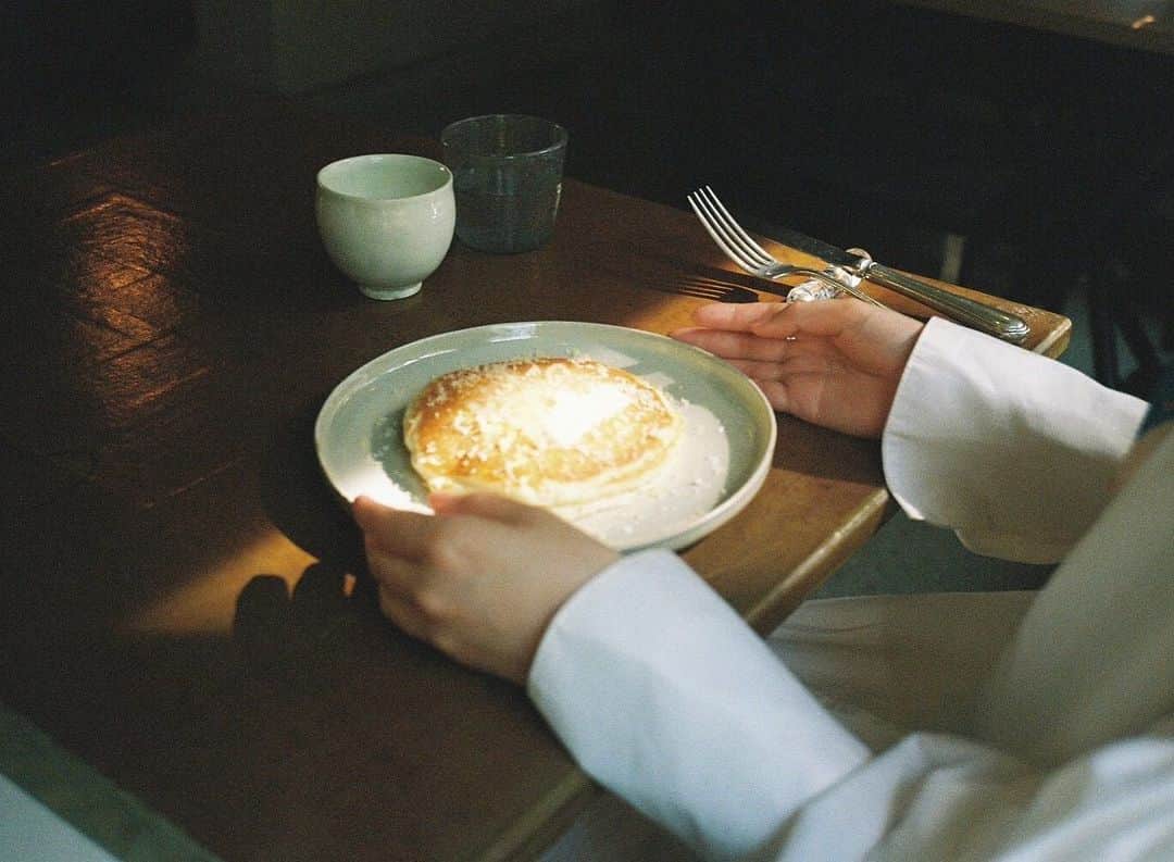 杏沙子さんのインスタグラム写真 - (杏沙子Instagram)「木漏れ日の中で食べた朝食のパンケーキが忘れられない🥞 ㅤㅤㅤㅤㅤㅤㅤㅤㅤㅤㅤㅤㅤ #film #olympus35dc #尾道 #尾道ホテル」6月1日 20時20分 - asako.ssw