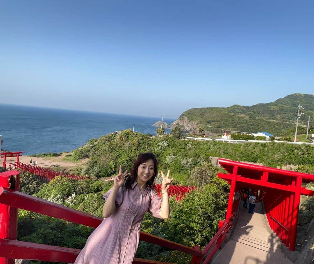 佐藤彩さんのインスタグラム写真 - (佐藤彩Instagram)「元乃隅神社⛩ 123基の鳥居がずらりと並び 海へと向かっていくという 素晴らしい景色を楽しめる神社！  ずっと行ってみたかったところです😊 . . この絶景も もちろんハイライトですが！  境内の1番上にある鳥居には仕掛けがあって😳  なんと！！ お賽銭箱が鳥居の上のところに設置されているのです😳！！  これは、なかなか入らない😂 　 日本一入れにくいお賽銭箱、とも言われているそうな！笑 . . ちなみに私は 何十回も粘って粘って… なんとか入れてきました😆  思わずダブルピース！笑  絶景好き！ パワースポット好き！ 御朱印集めしている人には たまらない場所ですよ🤗  #元乃隅神社 #山口 #絶景 #山口観光 #行って良かった #神社 #神社巡り #御朱印巡り #パワースポット巡り #本州最西北の神社 #日本一入れにくい賽銭箱 #日本一の絶景神社 かもしれない」6月1日 20時20分 - hbc_ayasato