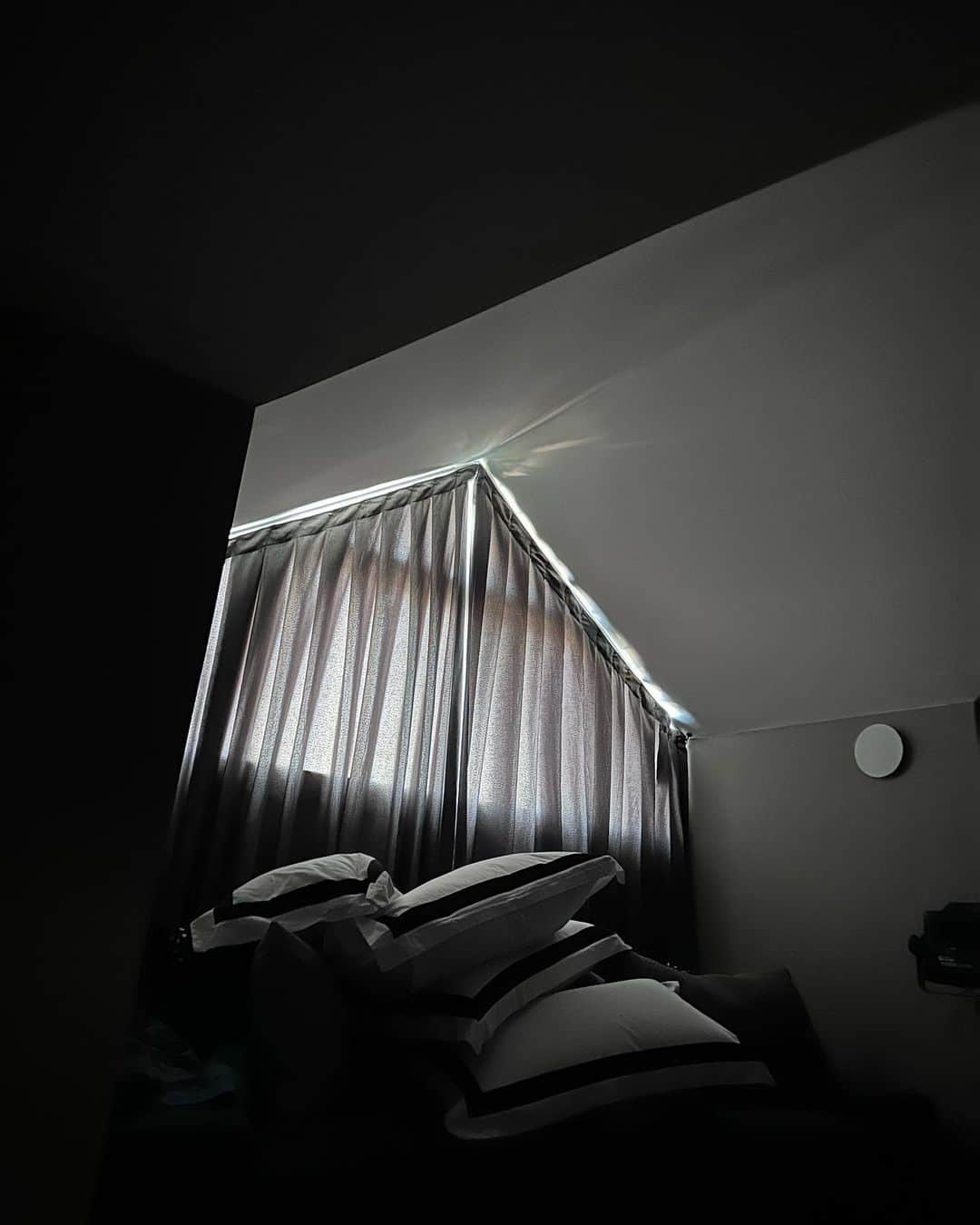 ジュリアナ・パエスのインスタグラム：「Morning View  Hj acordei sem querer sair da cama… Um cansaço… uma vontade de ficar lendo um livro, comendo besteira… vendo sessão da tarde… quem mais? Ps.:(ainda existe Sessão da Tarde? Kkkk)」