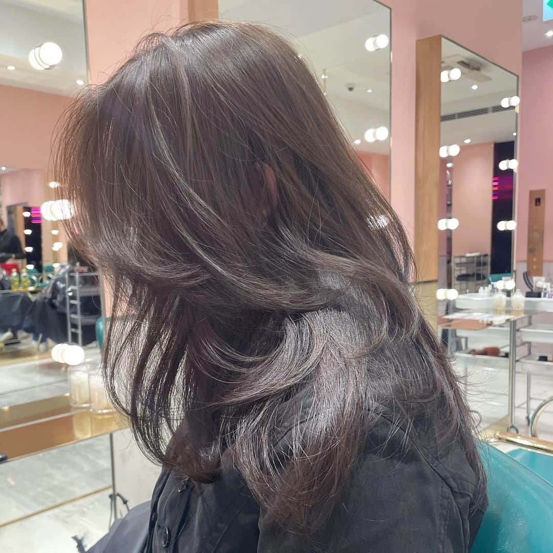 原涼香のインスタグラム：「大人気グレージュ🩶 ㅤㅤㅤㅤㅤㅤㅤㅤㅤㅤㅤㅤㅤ ㅤㅤㅤㅤㅤㅤㅤㅤㅤㅤㅤㅤㅤ  #SHIMA#韓国ヘア#韓国スタイル#レイヤーカット#ワンホンヘア#ワンホン#ダークトーン#網紅#初カラー#暗髪#ベージュカラー#ラベンダーカラー#グレージュ#オリーブカラー#透明感カラー#銀座美容院#銀座美容室#美容師#시스루뱅#레이어드컷#koreanhair」