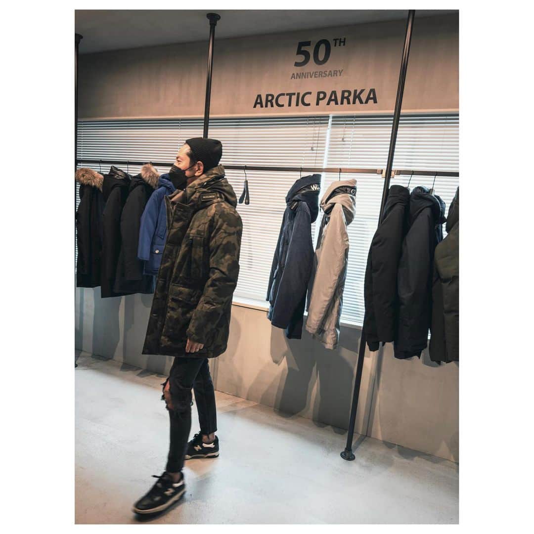 肥野竜也のインスタグラム：「＂Woolrich＂ @woolrich アメリカ最古のアウトドアブランド"ウールリッチ" 初めて展示会（2023FW）にお邪魔させて頂きました。 歴史がモノを言う最高の品質と信頼性、現在のファッションにも合わせる柔軟性とデザイン性。 素晴らしいモノには理由が沢山ありますね。 お気に入りが見つかったので早速頼んで来ました。 もうコレで秋冬の準備は出来たぞっ！ レディースも充実していたし、兼用でも着れそうなアイテムもありました。 ⁡ #woolrich #ウールリッチ #ダウンジャケット」