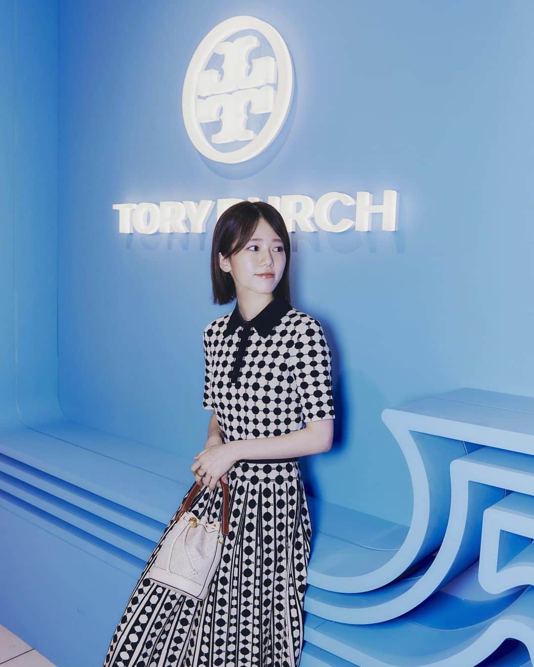 川口葵さんのインスタグラム写真 - (川口葵Instagram)「.  Tory Burch pop-upに行ってきました🍉🏝️🫧  本日5月31日〜6月6日まで 伊勢丹新宿店本館1階ザ・ステージにて開催されています✨✨  夏っぽさ溢れる青の空間で可愛いアイテムも沢山でとっても楽しかったです🍍🫶 是非行ってみてね！！  @toryburch #toryburch #トリーバーチ #DestinationAnywhere」6月1日 20時32分 - kawaguchiaoi_1126