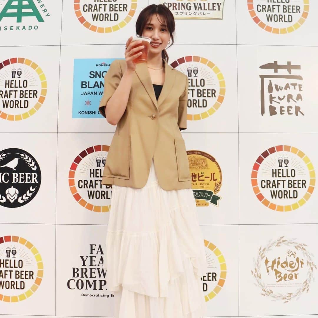 広瀬未花さんのインスタグラム写真 - (広瀬未花Instagram)「ビール好きな方、必見ですよ🍺✨  六本木ヒルズアリーナで開催されるHELLO CRAFT BEER WORLDに行ってきました😊  全24種類のクラフトビールがあり、 〝色〟〝時間〟〝造り手の想いやストーリー〟の3つの切り口から自分好みのクラフトビールを選んで、〝ビアフライト〟飲み比べセットがつくれちゃいます🍺  せっかくなので... 〝時間〟にフォーカスを当てて、朝、昼、夜の シーンにオススメなビールをそれぞれ選んでみました！  朝☀️【スプリングバレーサマークラフトエール〈香〉】 この季節にぴったりな爽やかな小麦を使用したビール🍺休日のブランチにテラスで飲みたくなるような一杯。  昼🌱【みちのくレッドエール】 岩手でつくられた、琥珀色が綺麗な一杯♪ビターで深みのある味わい。  夜⭐️【Far Yeast 東京IPA】 IPAらしくしっかりとした飲みごたえのあるビール♪ディナーを楽しみながら、ワイングラスのようなグラスに注いで贅沢に頂きたいような味わい。  それぞれのシーンに合わせたお料理も3種類選ぶことができます♪♪  こんな美味しいビールを、それぞれの朝、昼、夜のシーン別でお料理と一緒に楽しめたら最高な一日になりそうですね(笑)💞  6/2(金)〜6/4(日)までやっているそうです♪ 皆さんもぜひお気に入りの一杯を見つけてみてくださいね✨  #クラフトビールと出会った　 #スプリングバレー #PR   お酒は20歳になってから」6月1日 20時33分 - micahirose