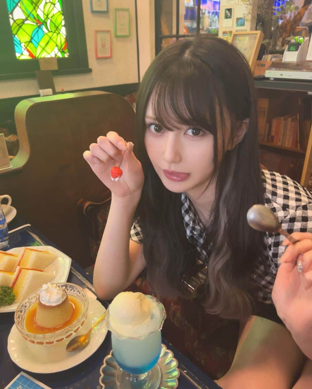 山本望叶のインスタグラム：「さくらんぼあげるっ🍒  #ootd #code #コーデ #モノトーンコーデ #emoda #喫茶店」