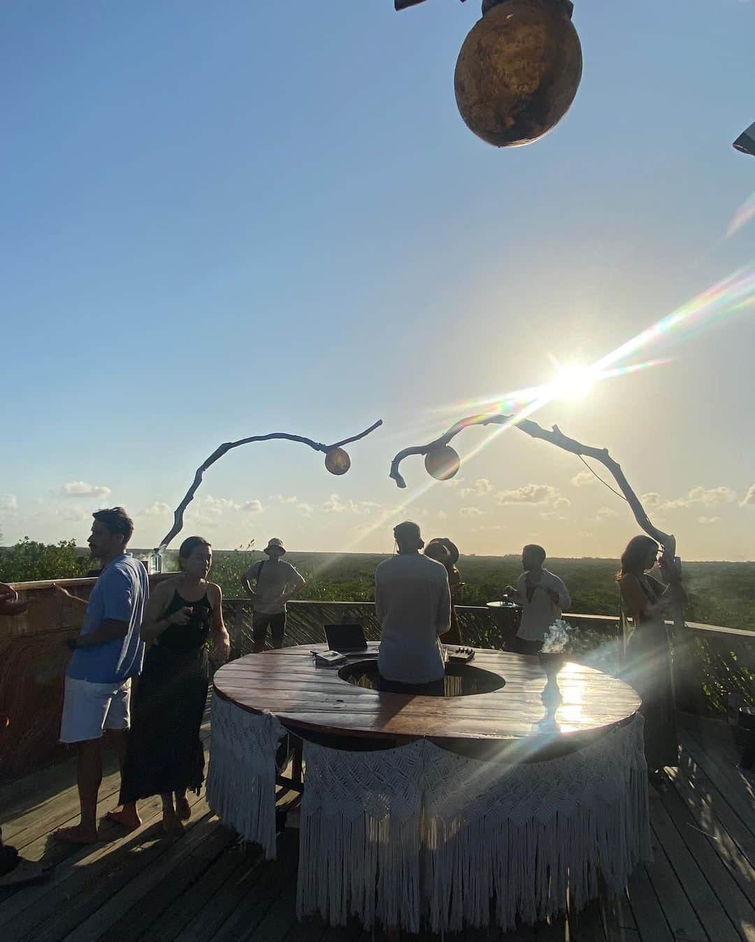 福井セリナさんのインスタグラム写真 - (福井セリナInstagram)「どこまでも続くジャングルを一望できるrooftop bar🍸  マサイ族が日々流していそうな(?)曲をBGMに驚くほど濃いマティーニを飲む時間🤣💕  メキシコに行くことになってからずっと気になっていて、中に入ってもやっぱり不思議な世界観で終始感動！  @azulik サンセットの時間まで誰でもこのバーは入れるので宿泊しなくても楽しめるよ🌿  #azulik #azuliktulum #rooftopbar #ルーフトップバー #メキシコ #カンカン #ハネムーン #新婚旅行 #コンセプトはマサイ族 のオアシス」6月1日 20時43分 - serinafukui__