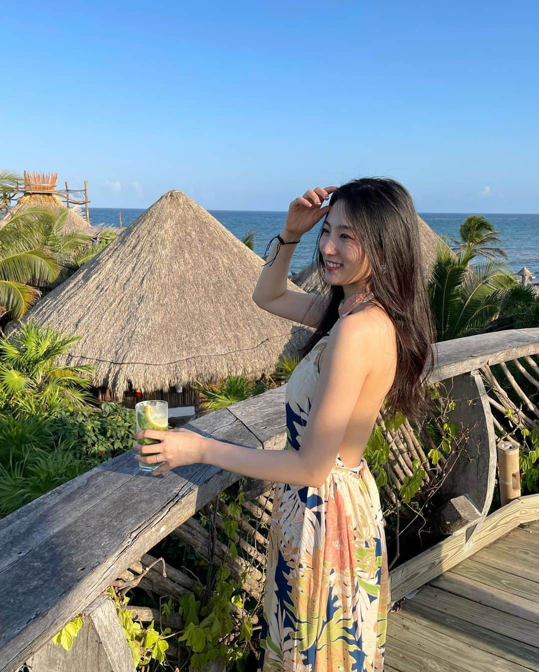 福井セリナのインスタグラム：「どこまでも続くジャングルを一望できるrooftop bar🍸  マサイ族が日々流していそうな(?)曲をBGMに驚くほど濃いマティーニを飲む時間🤣💕  メキシコに行くことになってからずっと気になっていて、中に入ってもやっぱり不思議な世界観で終始感動！  @azulik サンセットの時間まで誰でもこのバーは入れるので宿泊しなくても楽しめるよ🌿  #azulik #azuliktulum #rooftopbar #ルーフトップバー #メキシコ #カンカン #ハネムーン #新婚旅行 #コンセプトはマサイ族 のオアシス」