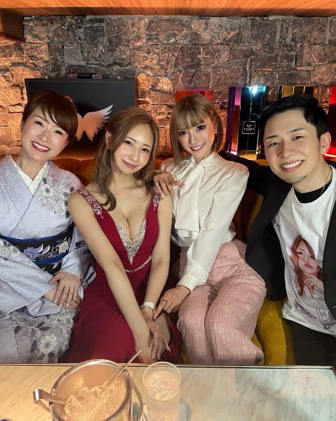 葉月芽生のインスタグラム：「銀座にきて約2年。 今までの水商売の景色が変わりました✨️ 一流の方々とのたくさんの出会いがあり、 毎日勉強させてもらってます✍🏻📖´-  六本木にいた時は正直銀座に偏見がありました  でも今間違えなく言えることは お客様、スタッフ、ママ… 水商売で一流が1番多く集まるのが銀座だと思います！！ 人との出会いや一緒に過ごせる時間を更に大切に思うし、 人としても成長させてくれる街です🌈🌈  今が1番楽しくて、自分らしくお仕事ができています😊!!  日々感謝の気持ちを持って 更に銀座を盛り上げていきます❕❕」