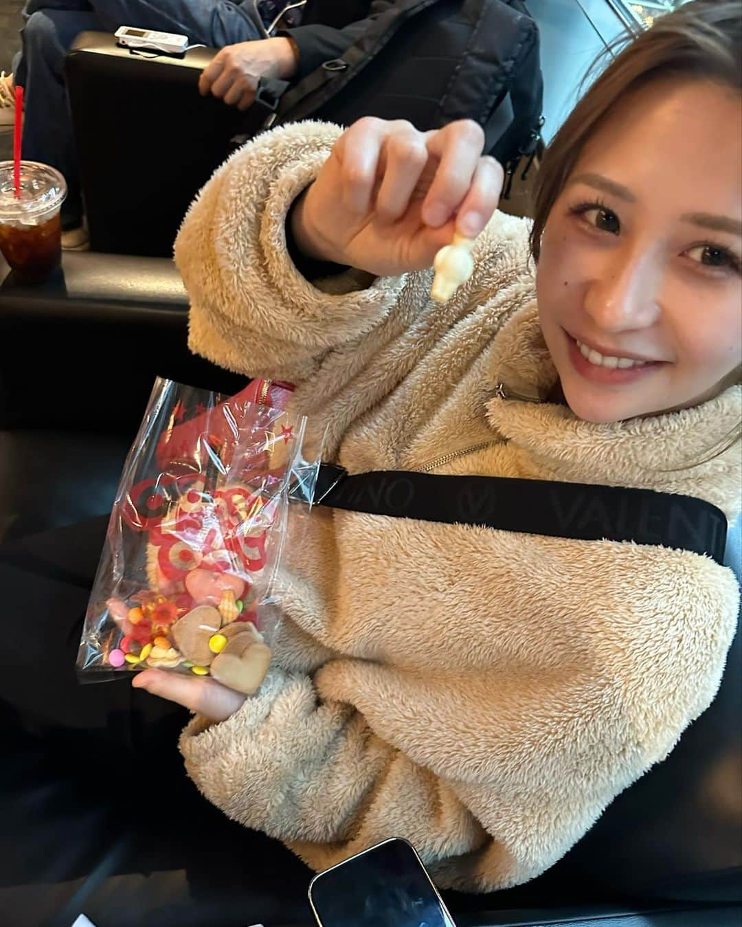 倉松里奈さんのインスタグラム写真 - (倉松里奈Instagram)「お菓子大好き💕  チョコのポップコーンが大好きだけど もう廃盤になったのか 無くなっててshocking❣️ 仕方なくクッキーとグミ🍪をお供に 映画🎬見てきた🍌 . まだまだ見たい映画沢山ある💓 ★クリード ★最後まで行く は韓国版見たけどめちゃ面白過ぎたから日本版みるか迷っとる🥺 ★ミーガン 全部制覇しよう😊❤️ . みんなのおすすめの NetflixでもU-NEXTでもアマプラでも いいのあったら教えてください❣️ .  . #映画大好き #映画 #movie #映画館 #ポップコーン #🍿 #まつ毛 #自まつ毛 #タイ古式マッサージ #セラピスト #タイ式 #リフレクソロジー #歯が痛い  . #ゆで卵 #サラダチキン」6月1日 20時44分 - rinapuu818