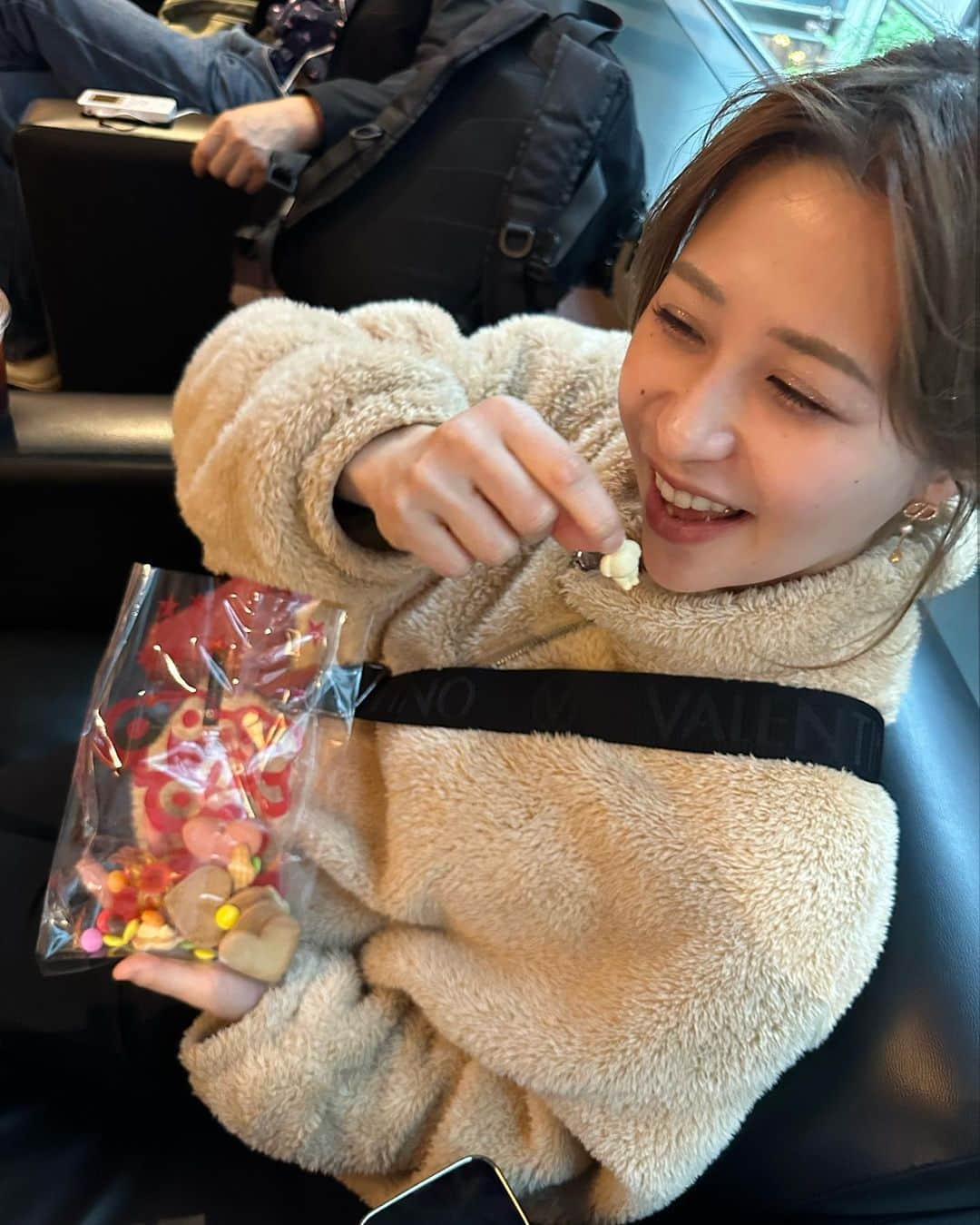 倉松里奈さんのインスタグラム写真 - (倉松里奈Instagram)「お菓子大好き💕  チョコのポップコーンが大好きだけど もう廃盤になったのか 無くなっててshocking❣️ 仕方なくクッキーとグミ🍪をお供に 映画🎬見てきた🍌 . まだまだ見たい映画沢山ある💓 ★クリード ★最後まで行く は韓国版見たけどめちゃ面白過ぎたから日本版みるか迷っとる🥺 ★ミーガン 全部制覇しよう😊❤️ . みんなのおすすめの NetflixでもU-NEXTでもアマプラでも いいのあったら教えてください❣️ .  . #映画大好き #映画 #movie #映画館 #ポップコーン #🍿 #まつ毛 #自まつ毛 #タイ古式マッサージ #セラピスト #タイ式 #リフレクソロジー #歯が痛い  . #ゆで卵 #サラダチキン」6月1日 20時44分 - rinapuu818