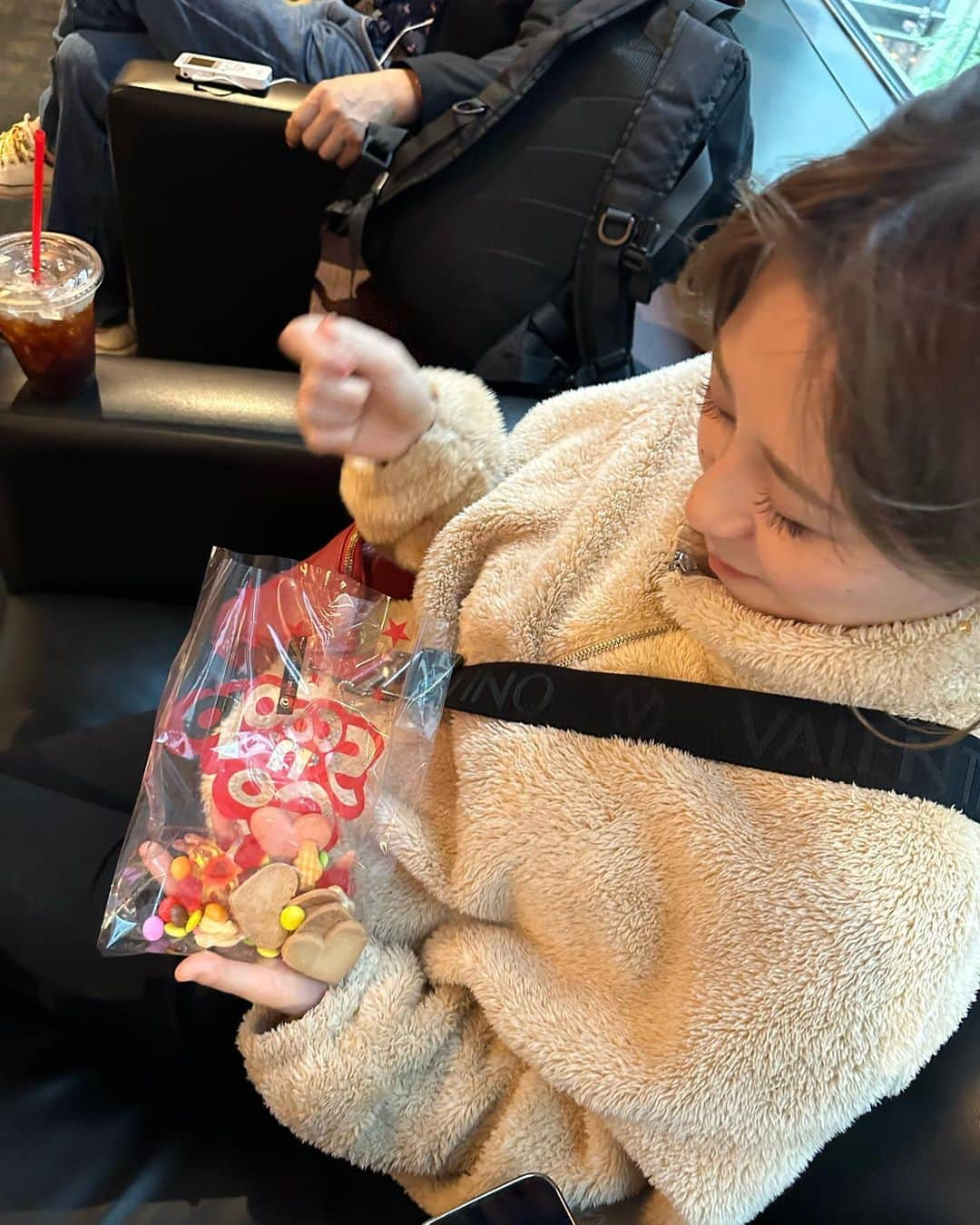 倉松里奈さんのインスタグラム写真 - (倉松里奈Instagram)「お菓子大好き💕  チョコのポップコーンが大好きだけど もう廃盤になったのか 無くなっててshocking❣️ 仕方なくクッキーとグミ🍪をお供に 映画🎬見てきた🍌 . まだまだ見たい映画沢山ある💓 ★クリード ★最後まで行く は韓国版見たけどめちゃ面白過ぎたから日本版みるか迷っとる🥺 ★ミーガン 全部制覇しよう😊❤️ . みんなのおすすめの NetflixでもU-NEXTでもアマプラでも いいのあったら教えてください❣️ .  . #映画大好き #映画 #movie #映画館 #ポップコーン #🍿 #まつ毛 #自まつ毛 #タイ古式マッサージ #セラピスト #タイ式 #リフレクソロジー #歯が痛い  . #ゆで卵 #サラダチキン」6月1日 20時44分 - rinapuu818