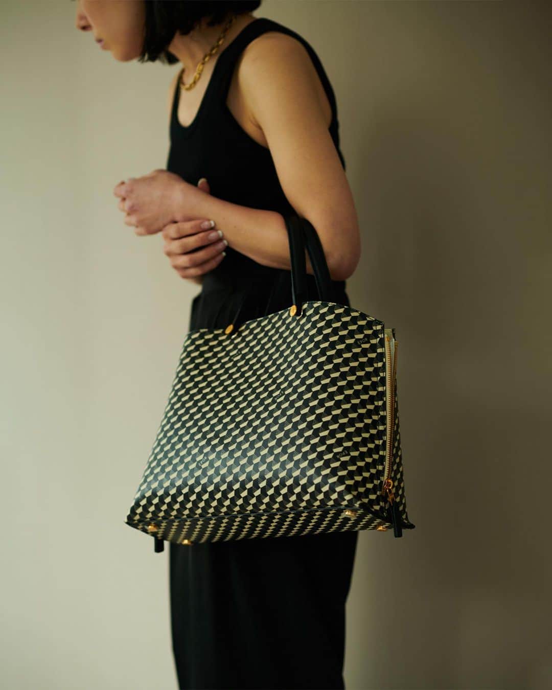 ロペのインスタグラム：「2023 ÉPOR New model |  Y BAG MONOGRAM ⁡ 働く女性のバッグを提案する「ÉPOR（ロペ エポール）」では、デザイン性と多機能な通勤バッグを豊富にラインアップ。 今回、ÉPORで大人気のY BAGシリーズから新モデル「Y BAG MONOGRAM（YACHET PATTERN）」が登場！ 洗練された佇まいはそのままに、シックさとリッチ感漂うモノグラムバッグに仕上げました。 ⁡ ⁡ ⁡ ▶ITEM ⁡ #GGX83500 Y BAG MONOGRAM Medium ¥19,800 (税込) ⁡ J'aDoRe JUN ONLINEでご購入いただけます。 ⁡ ⁡ ⁡ @epor_rope @jadorejunonline #ÉPOR #ロペエポール #美しさととのう #ととのう #通勤バッグ #モノグラムバッグ #Ybag #Ybagmonogram #ロペ #ROPÉ #ropejp」