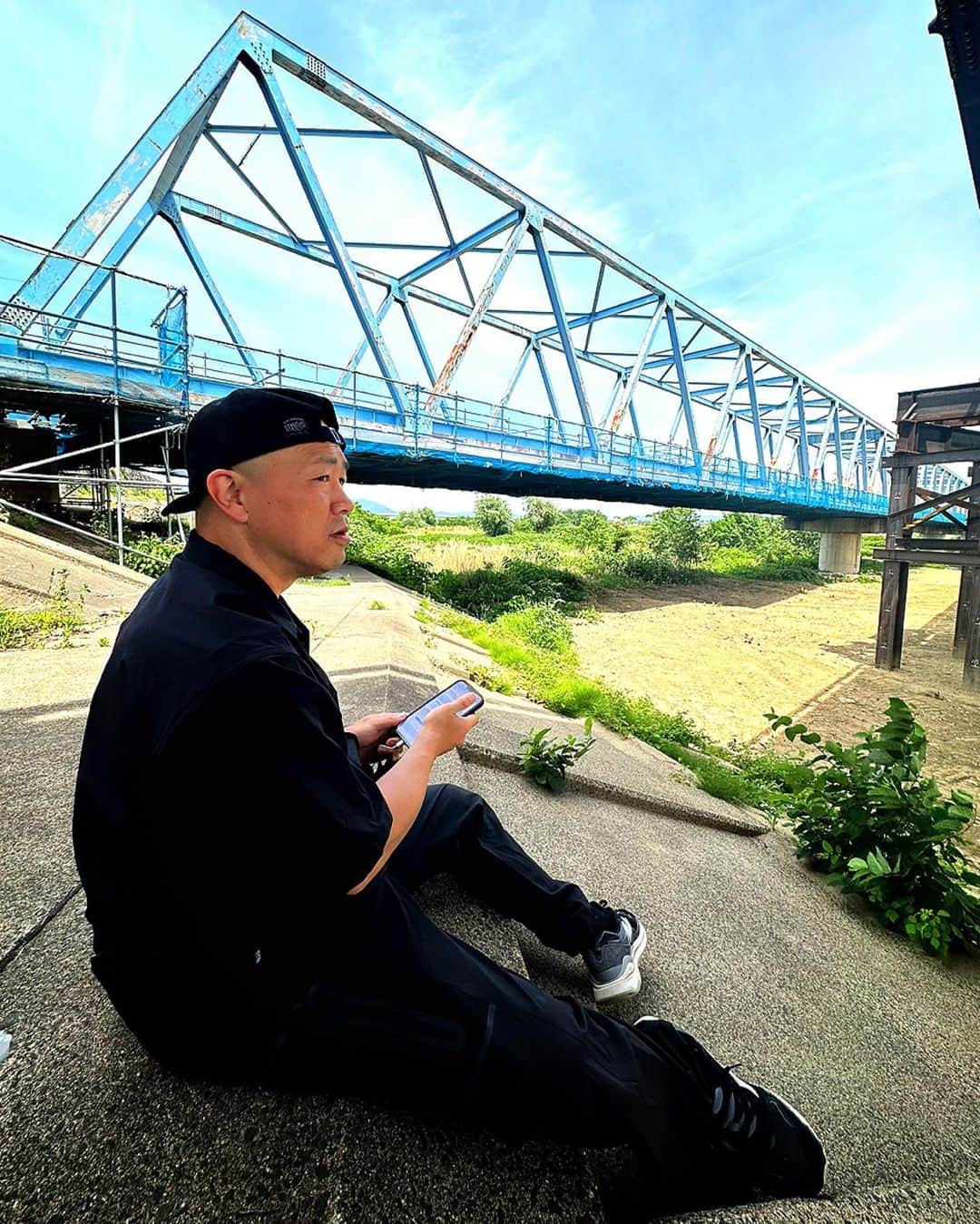 木山裕策さんのインスタグラム写真 - (木山裕策Instagram)「「ルビーの指環」の演奏スタイル🕶️  最後にスリーショットで撮影しました。 いかつくてゴメンなさい🙏。でもステージはとても盛り上がりましたー😎😎😎。  そして阿武隈川の川原でのオフショット。爽やかな風が心地良かったです🍃」6月1日 20時36分 - kiyamayusaku