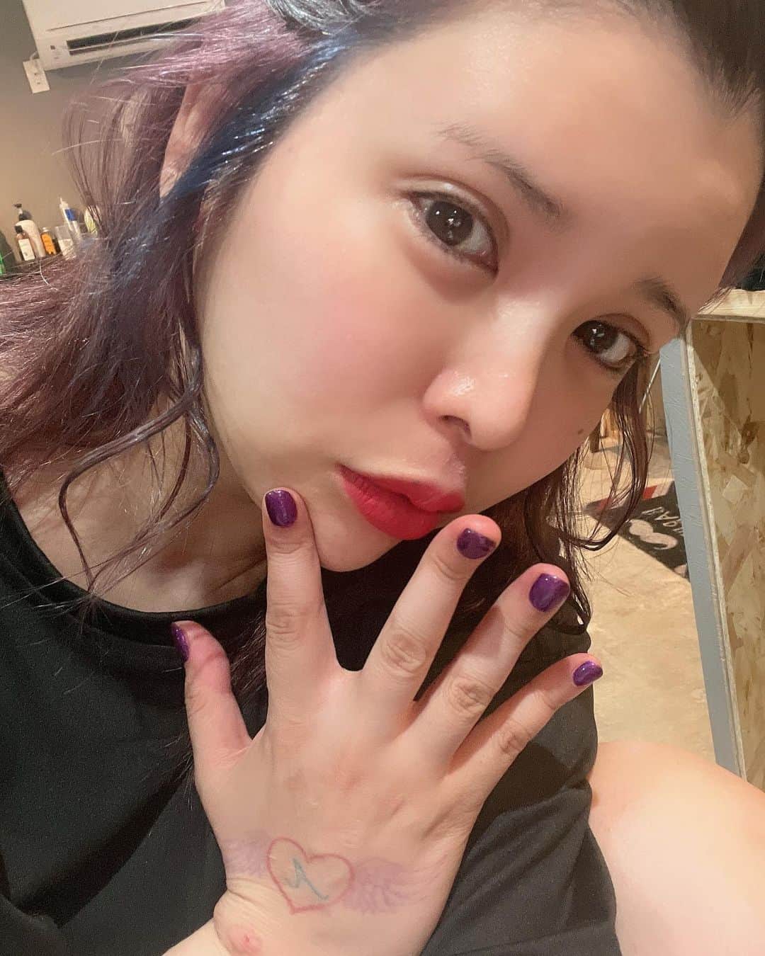 坂口杏里のインスタグラム：「この歳になって初めて理容室💈✂️ （とこやさん）に行きました！！ ２.３０分かけて超真剣にカラー剤何使うか、傷まないブリーチ剤だし、坂口、BARBER CITY通う事にしました🩷💜☺️💜🩷 ただ難点が…昭島市拝島町で、 ちょい遠いんだけど 顔剃り、フェイシャル、ヘッドスパ、 マッサージ😋💈✨ 全て満足行くまでやってくださいます！！ 美容室ももちろんいいですが、 理容室💈！（とこや）で、フェイシャルで顔もつるっつる、肩凝りもなくなり、 全て一石二鳥🤩🥳 坂口杏里のインスタ見たで、５００円割引き☺️」