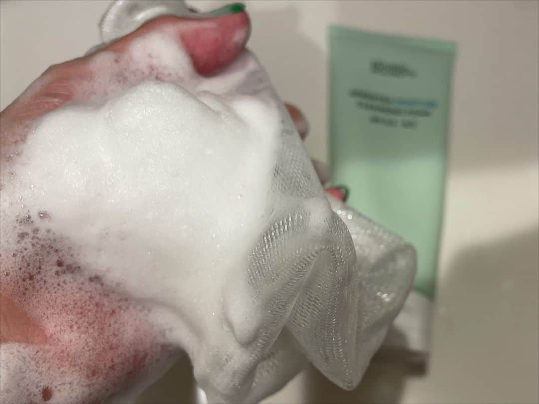 愛菜さんのインスタグラム写真 - (愛菜Instagram)「韓国No.1 Beauty Shop 《OLIVEYOUNG》で ４年連続受賞スキンケアブランドをご紹介🧖‍♀️🤍  🍀グリーンティー CICA マイルドサンスティック 【国内最高レベルSPF50＋PA＋＋＋＋】顔・からだ用 塗りやすいスティックタイプの日焼け止めはどこにだって持ち運べるから便利👏💓 メイクの上からも手を汚さずケア出来るからありがたい。 頬骨は日焼けしやすいしシミも出来やすいからこまめにケアしないと👌 意外に見落としがちな 首の後ろも忘れずに‼️ ヴィーガン処方なのも嬉しいポイント👏💚  🍀グリーンモイスチャークレンジングフォーム シワ・シミ対策してくれる ナイアシンアミド入り✨ 茶葉エキスとビタミン豊富な洗顔料🍊 肌荒れを防いでくれてとても肌に優しいから敏感肌の方にもお勧めです🙇‍♀️ 使用感もすごくさっぱりしてるのに、使用後は肌がみずみずしいの✨  香りも良くて癒されながら 綺麗になれる商品たちでした🤤💚 今年の夏はお世話になります💓  #ラウンドアラウンド #ROUNDAROUND #癒し美 #クリーンビューティー #サスティナブルビューティー  #日焼け止めスティック」6月1日 20時39分 - ainaaa0622