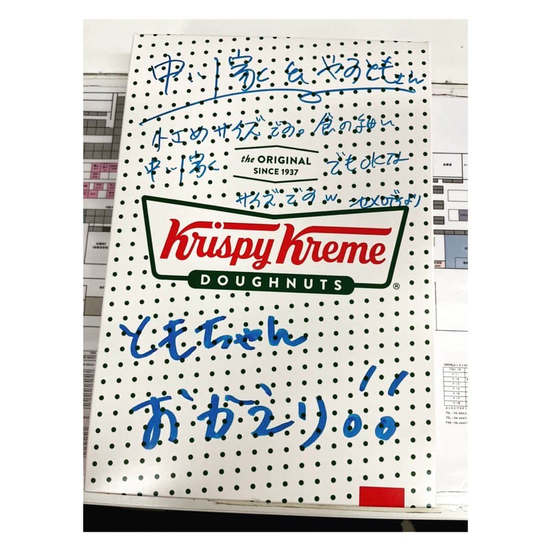 海原ともこさんのインスタグラム写真 - (海原ともこInstagram)「劇場復活できました💪🏽  久々の劇場出番とっても嬉しかったです  あったかいお客様に助けてもらいながら スタッフさんもお帰りって言ってくださり  いつも観に来てくださるファンの方のお手紙や言葉にウルっときたり、お友達からお花が届いたり  テンダラーハマは、朝イチでLINEくれたり くまだくんも可愛いタオルくれました。  中川家も久々やなぁー 帰ってきたかぁーと、いつも通り楽屋でおしゃべり&ランチ  毛利くんは忙しい中、可愛いひまわりの花束を汗だくで届けてくれて🌻  各番組のスタッフさんもこっそり観に来てくださってたり。 お花や差し入れもありがとうございました  これからも精進して頑張っていきます よろしくお願いします  健康第一ですね。」6月1日 20時40分 - tomocolovesmile