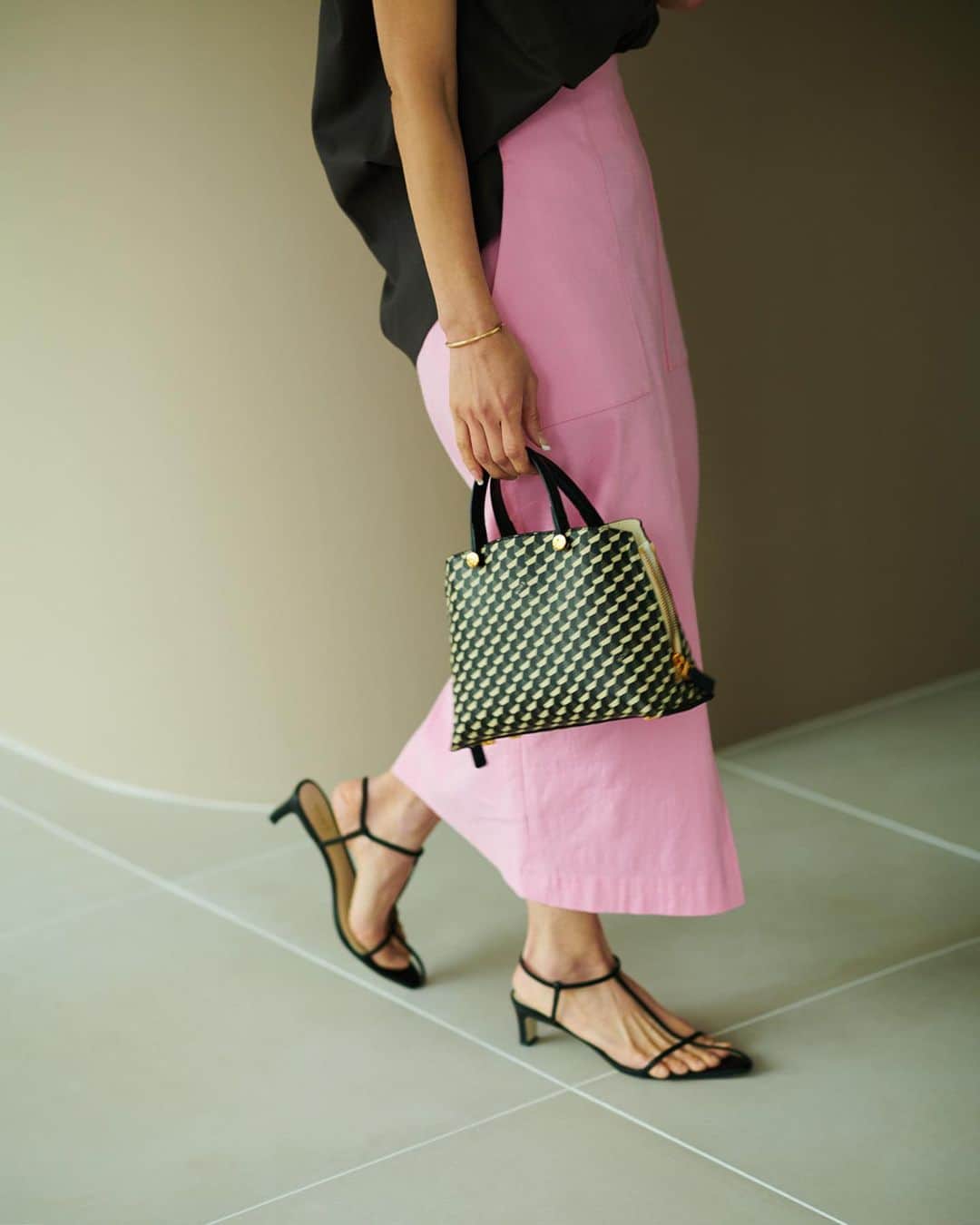 ロペのインスタグラム：「2023 ÉPOR New model |  Y BAG MONOGRAM ⁡ 働く女性のバッグを提案する「ÉPOR（ロペ エポール）」では、デザイン性と多機能な通勤バッグを豊富にラインアップ。 今回、ÉPORで大人気のY BAGシリーズから新モデル「Y BAG MONOGRAM（YACHET PATTERN）」が登場！ 洗練された佇まいはそのままに、シックさとリッチ感漂うモノグラムバッグに仕上げました。 ⁡ ⁡ ⁡ ▶ITEM  #GGX83510 Y BAG MONOGRAM Mini ¥17,600 (税込) ⁡ J'aDoRe JUN ONLINEでご購入いただけます。 ⁡ ⁡ ⁡ @epor_rope @jadorejunonline #ÉPOR #ロペエポール #美しさととのう #ととのう #通勤バッグ #モノグラムバッグ #Ybag #Ybagmonogram #ロペ #ROPÉ #ropejp」