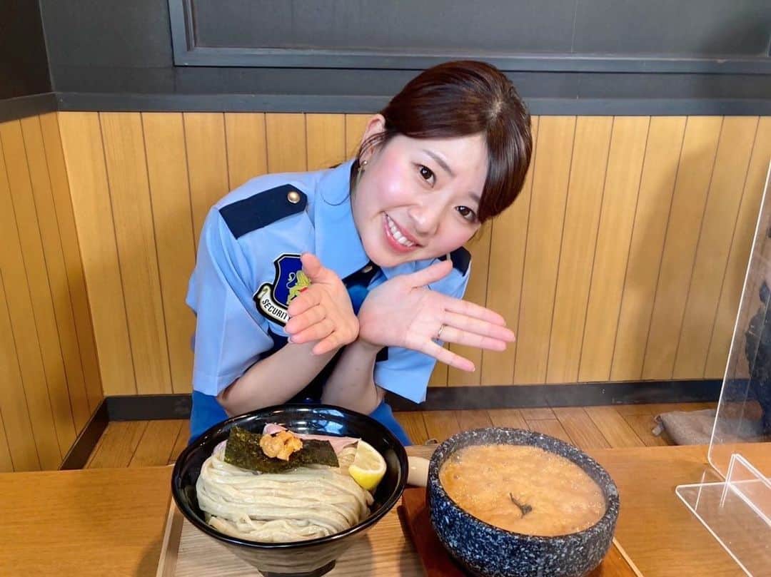三石佳那のインスタグラム：「ㅤㅤㅤㅤㅤㅤㅤㅤㅤㅤㅤㅤㅤ 元祖ポリス グルメ捜査取材してきましたよ👮  今回は、以前捜査した縁道の系列店 　 「石焼きつけ麺　繋」さん  ウニを贅沢に使ったつけ麺 舌触りがツルツルで 噛めば噛むほど小麦の甘みを感じられる麺。 スープは、しっかりとした魚介と豚骨風味に 濃厚なうにの旨味や甘味を感じられ 癖になる味わいでした☺️  チャーシュー丼は 炙りったとろけるようなお肉に 濃厚な黄身とさっぱりめのあまじょっぱいタレの相性が抜群！  ....書いていたら あの味わいを 思い出してきました。 今すぐにランチで お邪魔したい〜。  #新潟 #niigata #新潟グルメ #新潟ランチ #新潟らーめん  #なじラテ #アナウンサー」