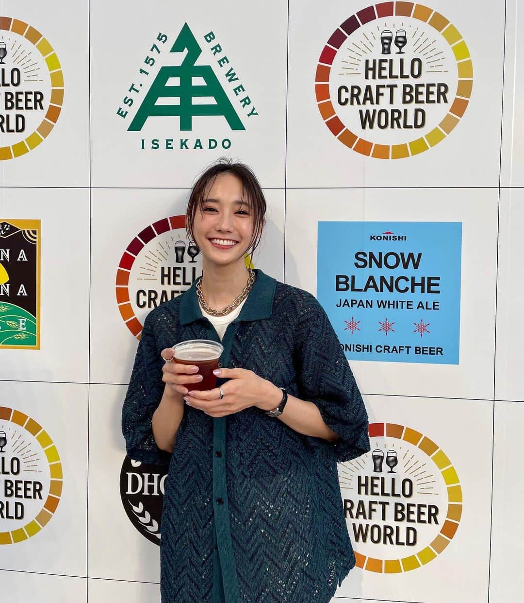 鈴木友菜のインスタグラム：「六本木ヒルズアリーナで行われている HELLO CRAFT BEER WORLD🍺 自分で中身を選べるビアフライトという飲み比べセットでクラフトビールを体験してきました わたしは白ビールが大好きなので白縛りにして飲み比べ😚 全部すごい飲みやすかった〜！🫶🏻 ビールの色や飲む時間、造り手さんの想いなど、色んな切り口でのクラフトビールの選び方を教えて頂いて選ぶのも楽しかった！ イベントでは他にも、クラフトビールについての展示や、ステージコンテンツがあるのでクラフトビール初心者でも楽しめそう☺️ 明日から今週末の4日（日）19時まで開催しているみたいなので、皆さんもぜひ体験しに行ってみてください！ #クラフトビールと出会った #スプリングバレー #シルクエール #PR」