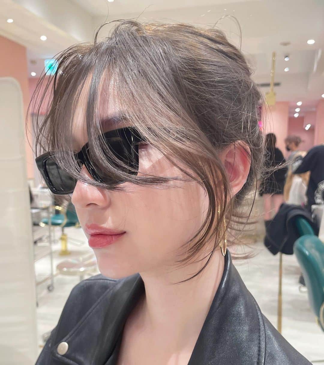 原涼香のインスタグラム：「顔まわりカット🖤 テキトーにくくってもいい感じჱ̒⸝⸝•̀֊•́⸝⸝)  ㅤㅤㅤㅤㅤㅤㅤㅤㅤㅤㅤㅤㅤ ㅤㅤㅤㅤㅤㅤㅤㅤㅤㅤㅤㅤㅤ  #SHIMA #韓国ヘア#韓国スタイル#海外ヘア#レイヤーカット#ワンホンヘア#ハイトーン#暗髪#ベージュカラー#ラベンダーカラー#グレージュカラー#オリーブカラー#透明感カラー#トリートメント#銀座美容院#銀座美容室#美容師#시스루뱅#레이어드컷」