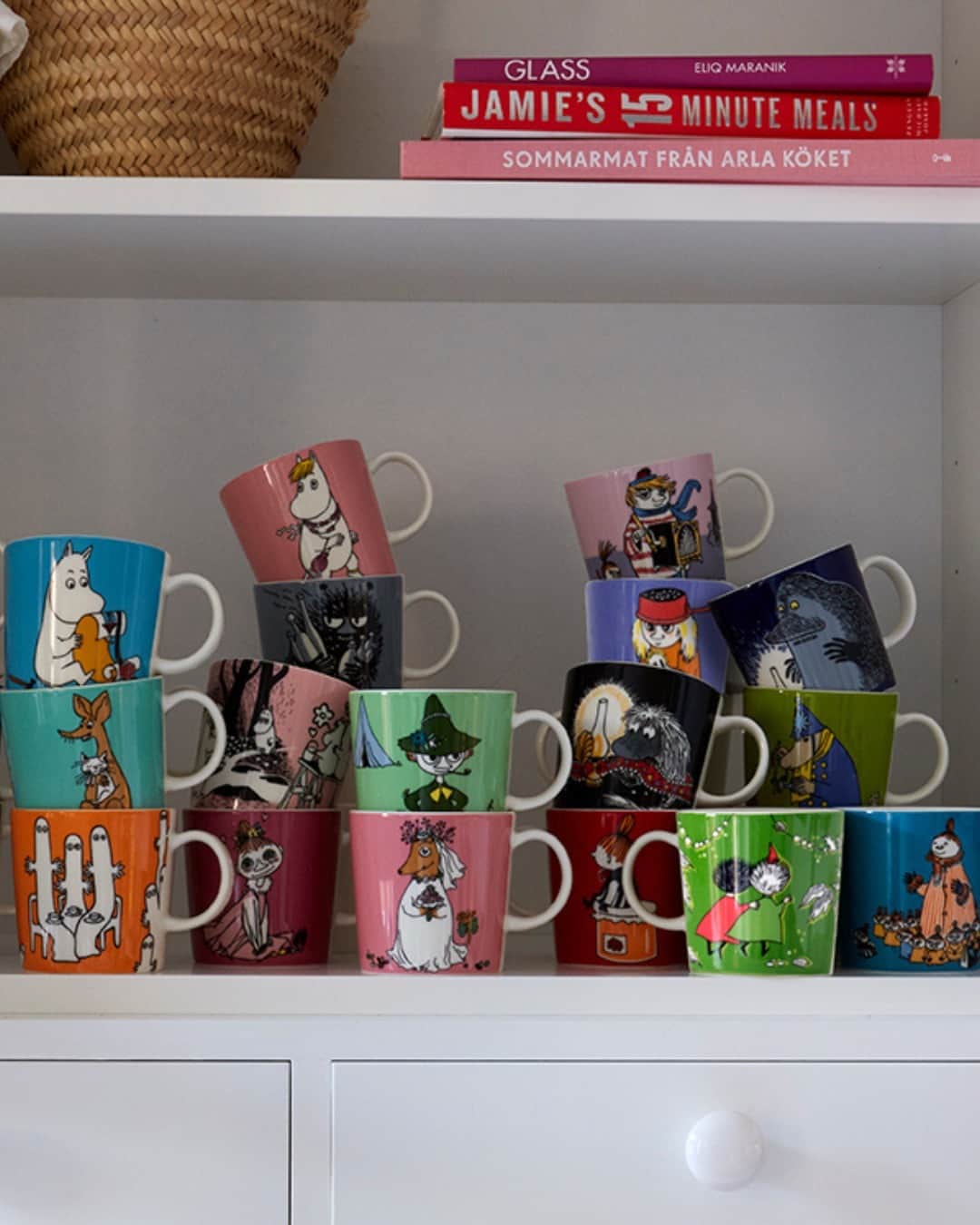 ムーミンさんのインスタグラム写真 - (ムーミンInstagram)「So many beautiful mugs, so many questions! ☕ 🔍 Who designs Moomin mugs? How many are there? Which Moomin mug is the most valuable? Check the link in bio to find answers to some frequently asked questions about Moomin mugs 🤓 ✨   What's your favourite Moomin mug? 😍   #moomin #moominofficial #moominarabia」6月1日 20時52分 - moominofficial