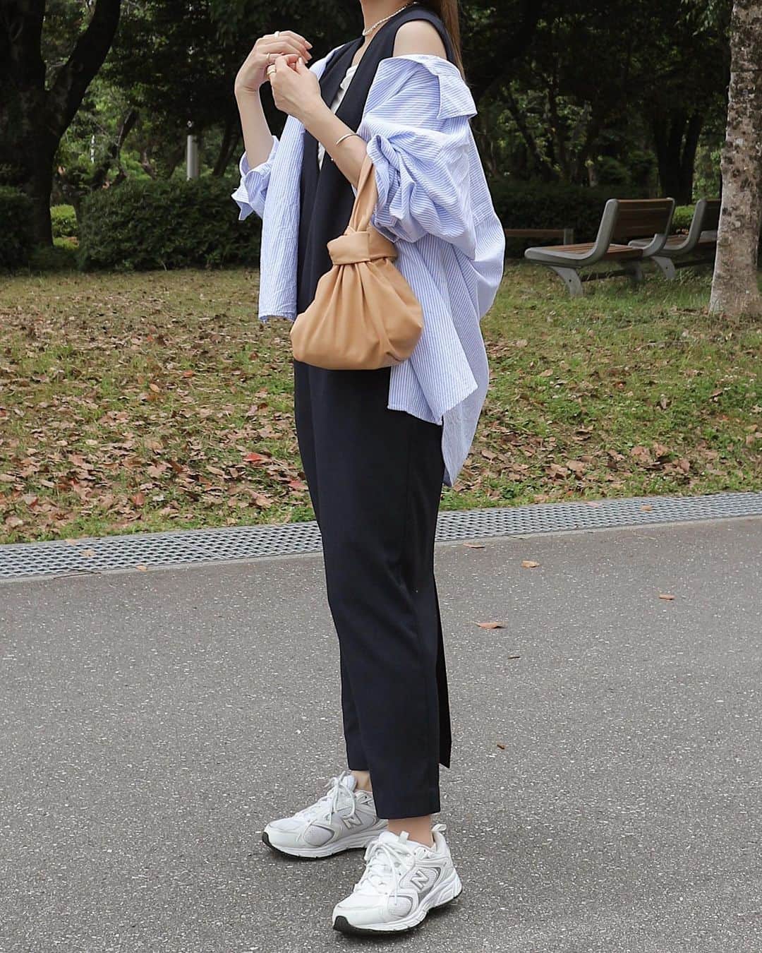 小川陽香のインスタグラム：「🍃  おさんぽ 🚶🏼‍♀️ ㅤㅤ 久しぶりのワンピース🫶🏻 ネイビーにしたからカジュアルも大人っぽくもいけてお気に入り🤍 ㅤㅤ  ㅤ🏷 shirt / @zara （去年の） one piece / @apartbylowrys × @mami_ishioka  inner / @uniqlo_jp @uniqlo  sneaker / @newbalance  bag / @newbottega  ㅤ ㅤ 🌳🌳🌳」