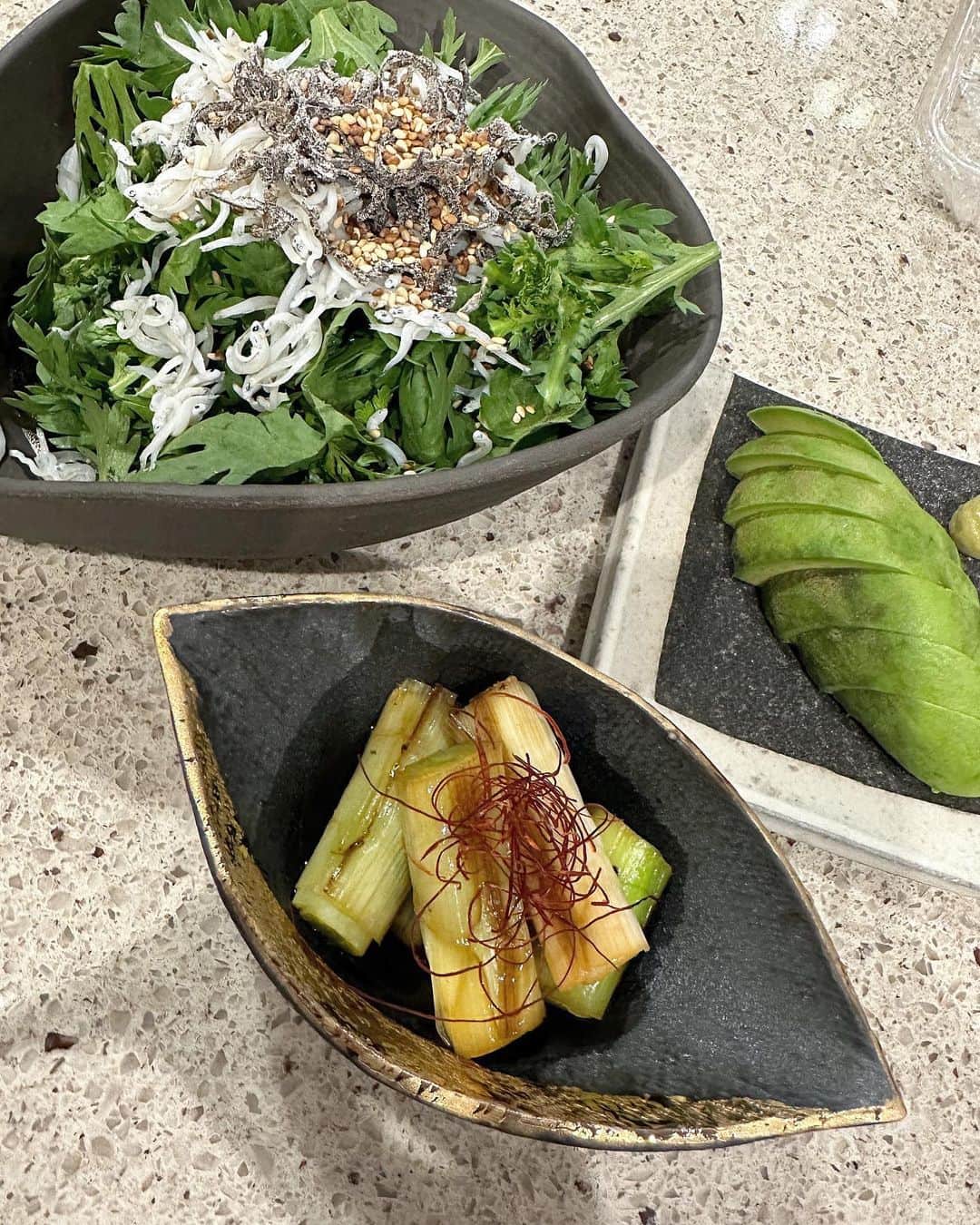 梅澤美波のインスタグラム：「緑 だらけ🦖  暑いとお野菜、たくさん食べたくなります あと、水晶鶏！さっぱり！」