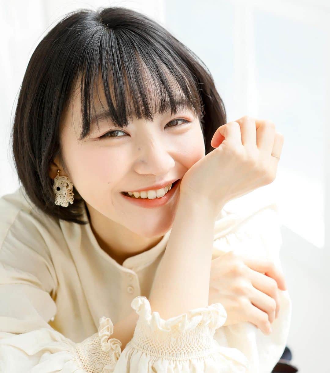 merのインスタグラム：「＼5月のビューティ特集／ 夏のスイッチ&最新メイク  今回は、merモデル・yukinoちゃん の最新メイクをお届け🍑  マスクを外すことが多くなった今、そろそろチークを復活させている人も多いのでは？  ほんのり色づくツヤふわ肌に仕上げたい人はぜひ参考にしてみてね。  アイテムとメイクの詳細は、merwebへgo♪」