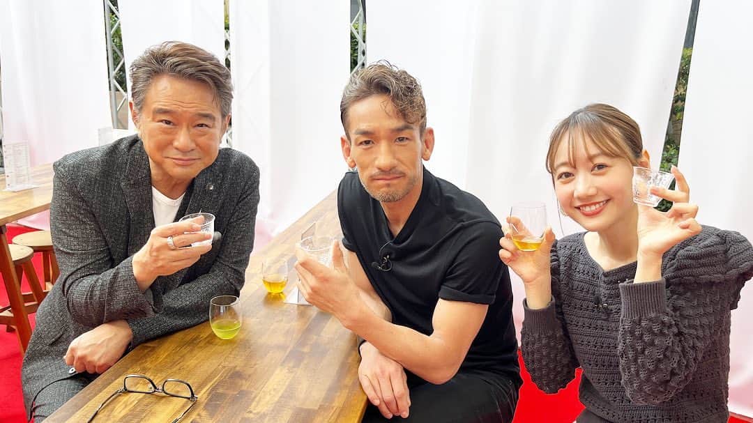 高田秋のインスタグラム：「BS japanext 「おとなの嗜呑 特別編」～中田英寿スペシャル対談～ ６月３日 20時から〜🌈  「おとなの嗜呑」に中田英寿さんが 来てくださいました🍶😆 船越さんと私がヒデさん主催の 世界最大級の日本酒イベント「CFAFT SAKE WEEK2023」に潜入してきました🌼  あつ〜いお話も沢山聞けました、是非ご覧ください👑  #おとなの嗜呑」
