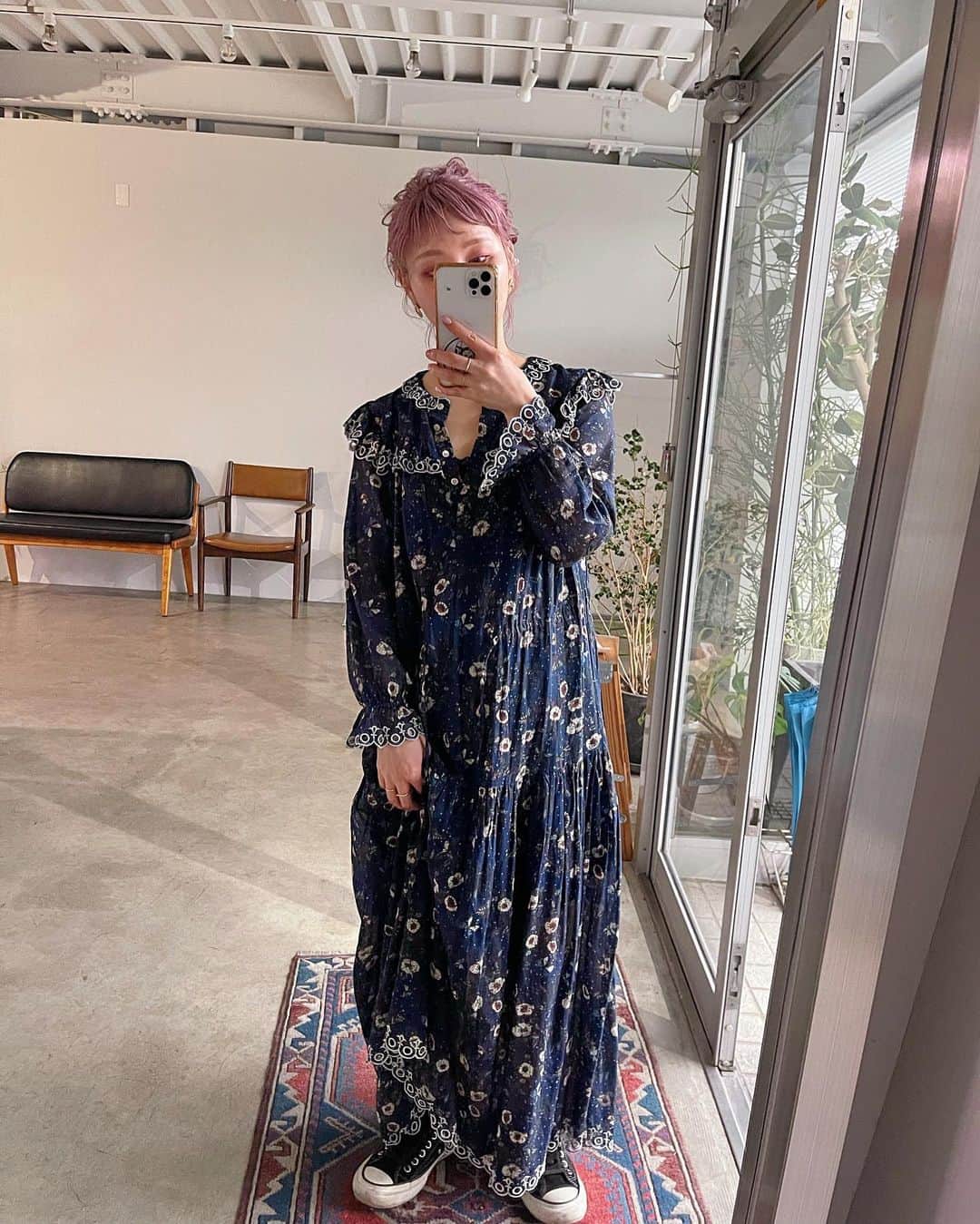 sakincho1028のインスタグラム：「お直しから帰って来たのでルンルンで即着たワンピース。🌷 思い出の詰まったお気に入りの服。🐨 髪色変えてから服もメイクも合わせるのがまた楽しい✌︎ お客様にもそう思っていただけたらうれしいなぁ。」