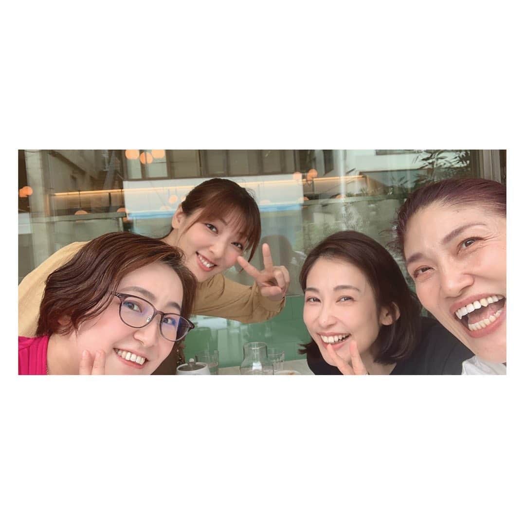 大月さゆのインスタグラム：「⁡ ひっっさしぶりに会えたぁ！！ ⁡ 2016年「シスター・アクト〜天使にラブソングを〜」でご一緒してから集うようになり、今もこうしてご縁が続いていることに感謝。 コロナ中はなかなか会えなかったけど、美味しいものや好きな海外ドラマを共有したり、ピンチの時に相談したりと、私の心のオアシスです。 この日も尊敬と甘えの気持ちでダイブしました。 ⁡ まいこさん #三木麻衣子 さん あやちゃん #樋口綾 さん なつこ #柳本奈都子 ちゃん そしてこの日は会えなかったけど、もえちゃん #首藤萌美 ちゃん  また早めに会いたい😘」