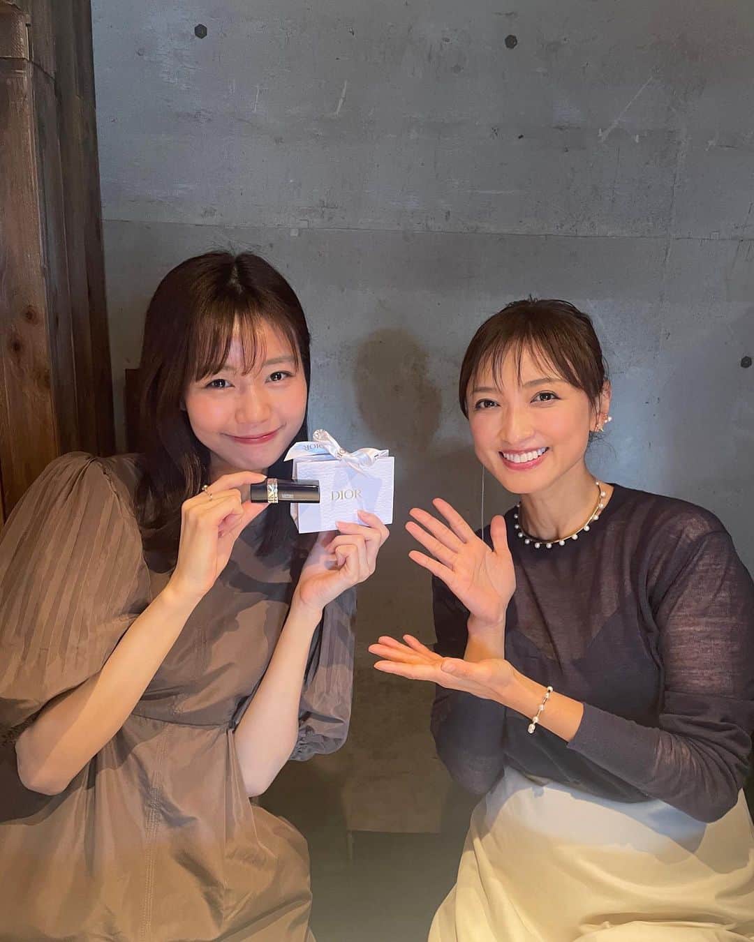 杉浦みずきのインスタグラム：「. 約一年ぶりに、もっちーさんとお会いすることができました！🥹 本当にお美しいのは言うまでもないのですが、、✨ なによりとっっても気さくでお優しくて、いつも楽しい時間にして下さるので、お会いするたびに幸せな気持ちになります😂💓  そしてなんと、私たちにお揃いの名前入りリップをプレゼントして下さったんです！😳 皆さんからも、お誕生日のお祝いをして頂いて、、、！😭 もうほんとに嬉しかったです！！ 大好きです、、、💓」