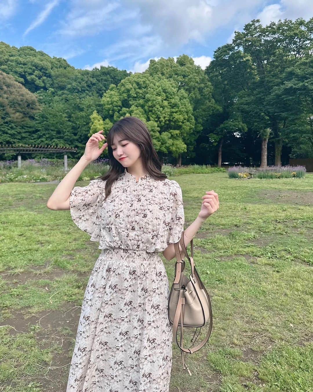 natsumiさんのインスタグラム写真 - (natsumiInstagram)「大人ワンピース⛲️♡.∘ ㅤㅤㅤㅤㅤㅤㅤㅤㅤㅤㅤㅤㅤ 細かい花柄のワンピが上品で最近すき☺︎✨ フレアスリーブでわたしの 気になる二の腕もカバーしてくれるう ˎˊ˗ @classicalelf_official ㅤㅤㅤㅤㅤㅤㅤㅤㅤㅤㅤㅤㅤ ㅤㅤㅤㅤㅤㅤㅤㅤㅤㅤㅤㅤㅤ ベージュ・Mサイズ着用 #クラシカルエルフ #classicalelf #エルフコーデ #タイアップ #milybilet #ミウィビレット #uniqlo #gu #zara #ユニクロ #ジーユー #ザラ #zozo #zozotown #zozo購入品 #zozotown購入品 #ワンピース #花柄ワンピース #フレアスリーブ #大人コーデ #初夏コーデ」6月1日 20時54分 - iskw_ntm