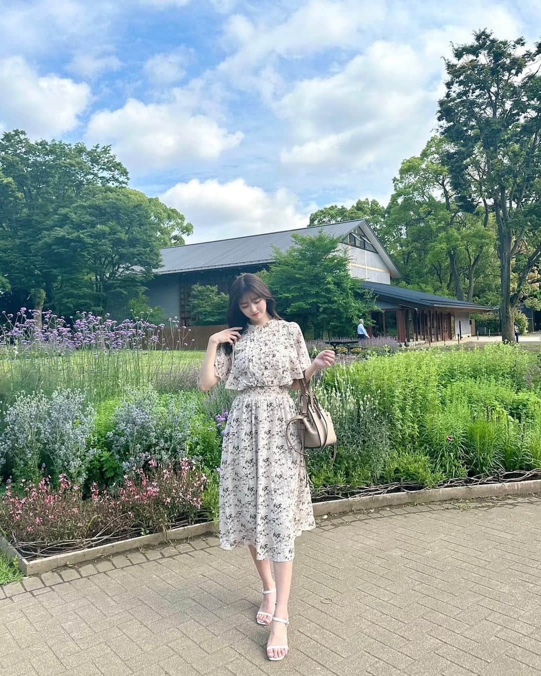 natsumiさんのインスタグラム写真 - (natsumiInstagram)「大人ワンピース⛲️♡.∘ ㅤㅤㅤㅤㅤㅤㅤㅤㅤㅤㅤㅤㅤ 細かい花柄のワンピが上品で最近すき☺︎✨ フレアスリーブでわたしの 気になる二の腕もカバーしてくれるう ˎˊ˗ @classicalelf_official ㅤㅤㅤㅤㅤㅤㅤㅤㅤㅤㅤㅤㅤ ㅤㅤㅤㅤㅤㅤㅤㅤㅤㅤㅤㅤㅤ ベージュ・Mサイズ着用 #クラシカルエルフ #classicalelf #エルフコーデ #タイアップ #milybilet #ミウィビレット #uniqlo #gu #zara #ユニクロ #ジーユー #ザラ #zozo #zozotown #zozo購入品 #zozotown購入品 #ワンピース #花柄ワンピース #フレアスリーブ #大人コーデ #初夏コーデ」6月1日 20時54分 - iskw_ntm